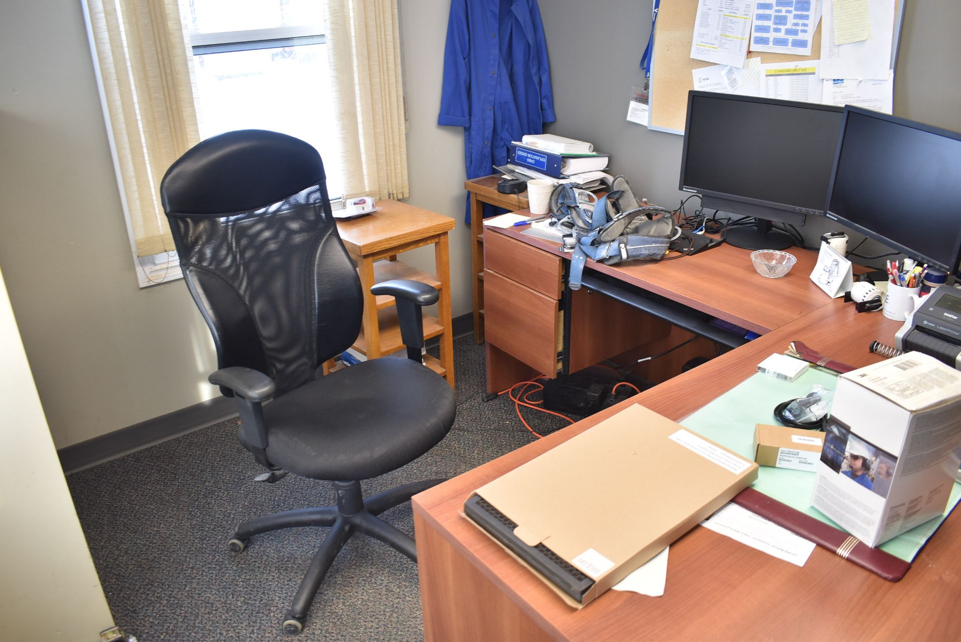 LOT/ CONTENTS OF OFFICE CONSISTING OF FURNITURE AND MONITORS AND CABINETS [RIGGING FEE FOR LOT # - Image 5 of 6