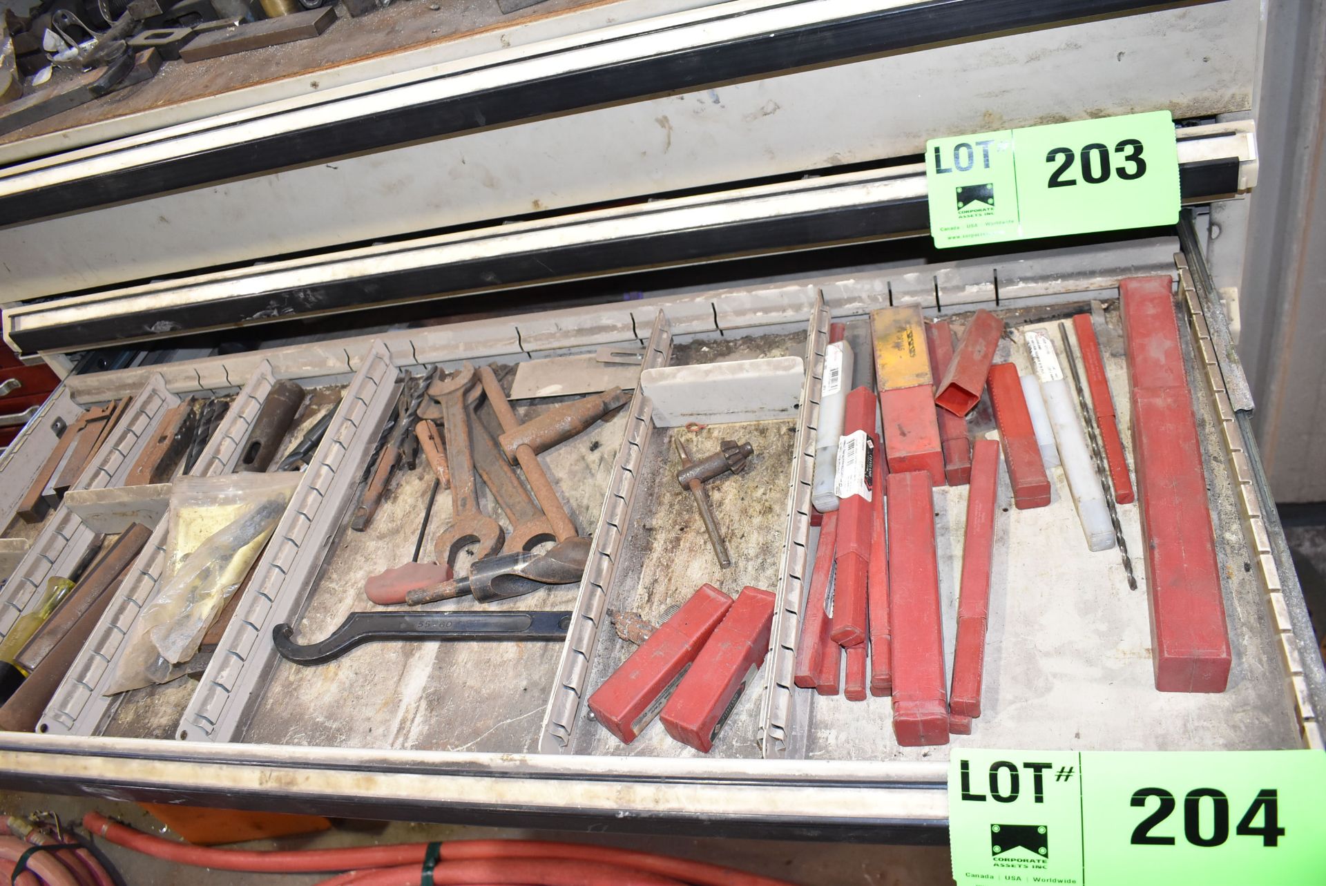 LOT/ CONTENTS OF DRAWER CONSISTING OF DRILLS [RIGGING FEE FOR LOT #204 - $30 CAD PLUS APPLICABLE