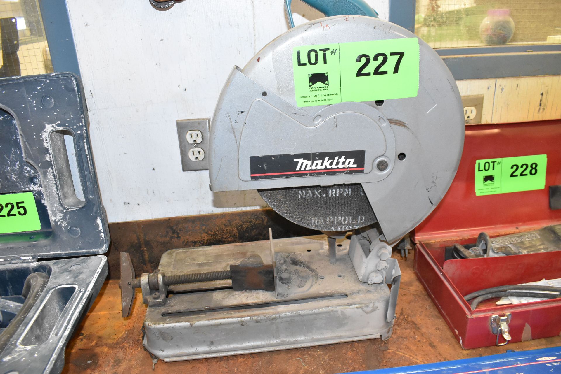 MAKITA ABRASIVE CUT OFF SAW [RIGGING FEE FOR LOT #227 - $20 CAD PLUS APPLICABLE TAXES]