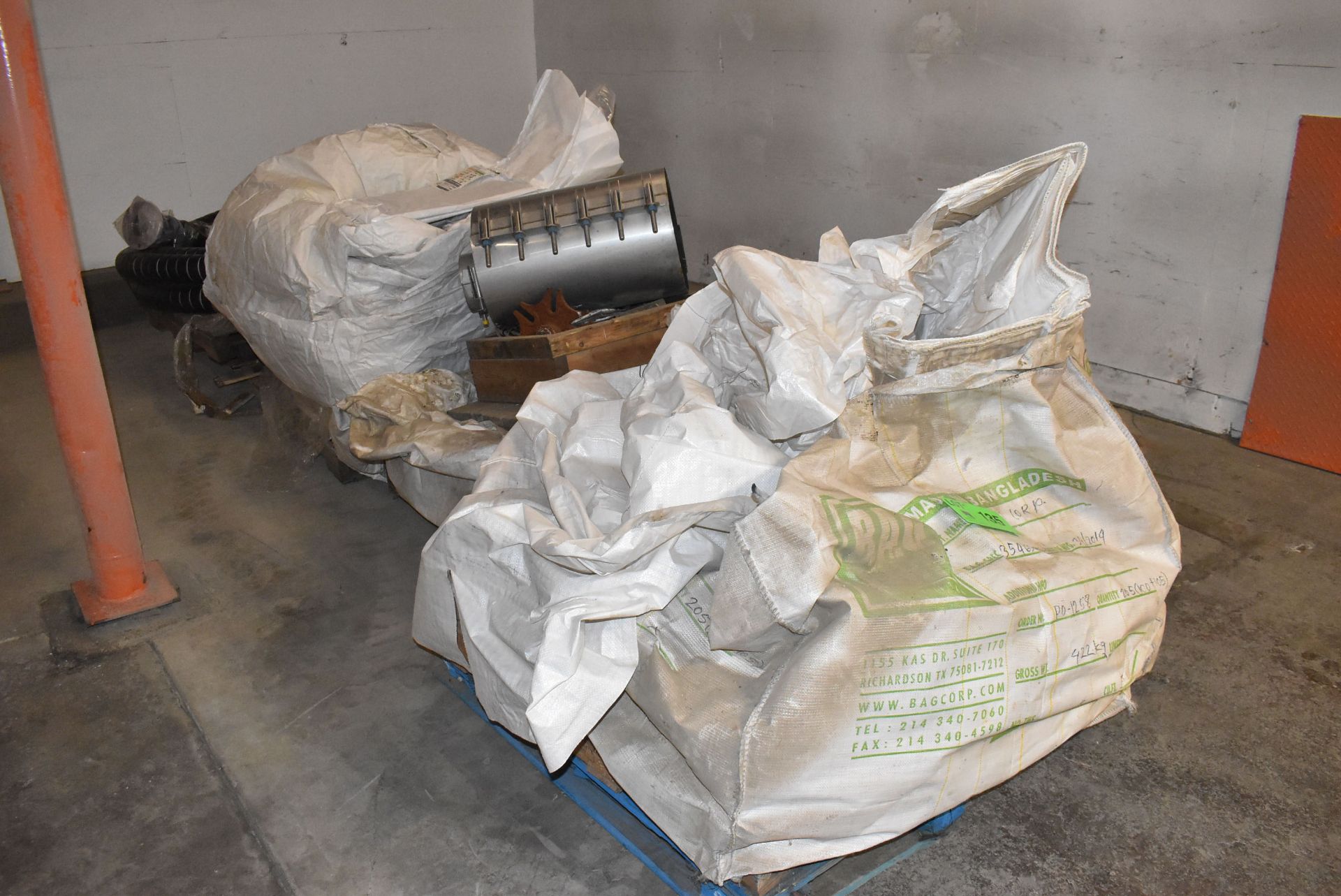 LOT/ CONTENTS OF PALLETS CONSISTING OF GAYLORD BAGS, HOSE AND STAINLESS STEEL CLAMPS [RIGGING FEE - Image 6 of 6