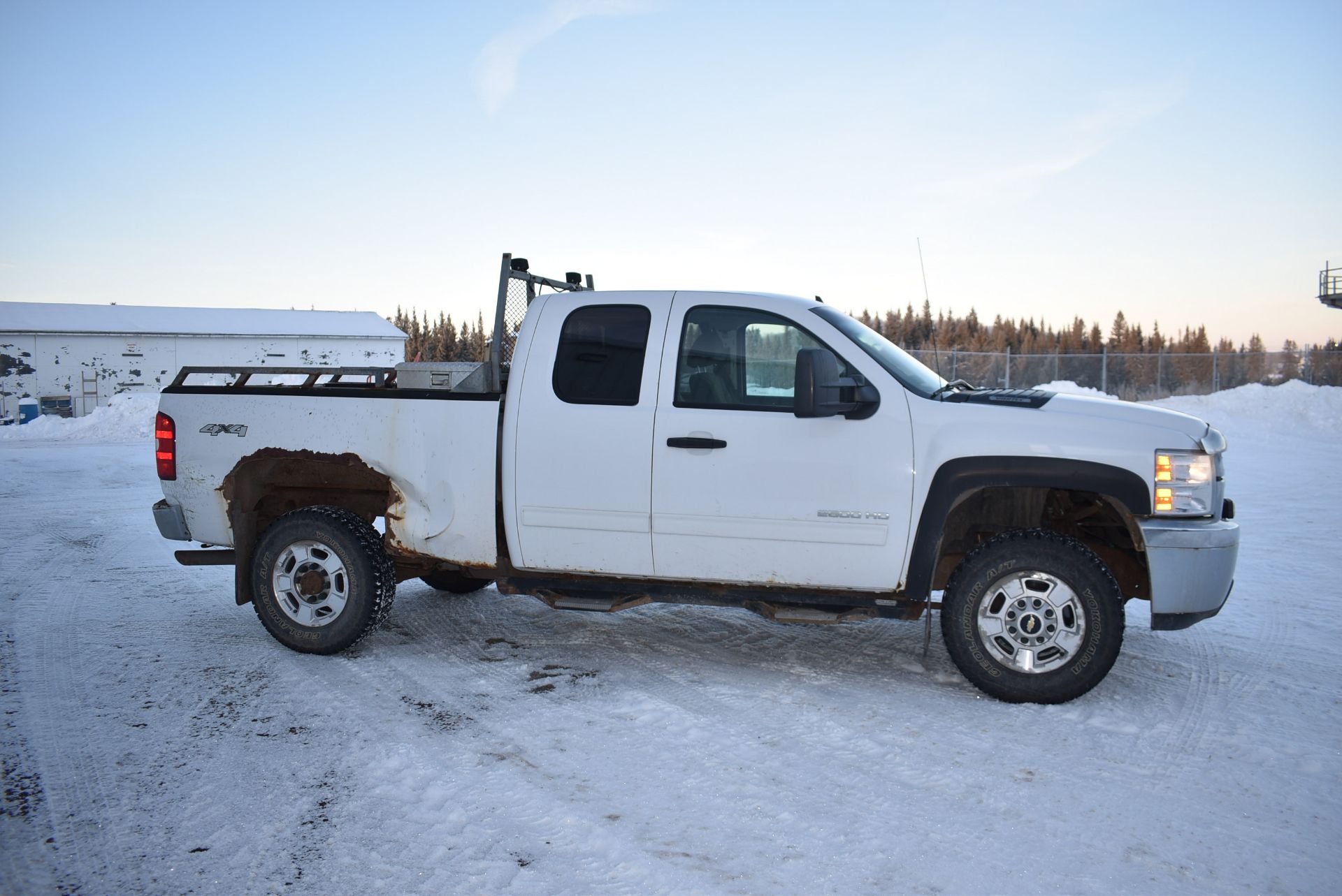 CHEVROLET (2012) 2500 HD SILVERADO EXTENDED CAB 4X4 PICKUP TRUCK WITH 195372KMS (AT TIME OF LISTING) - Image 3 of 16