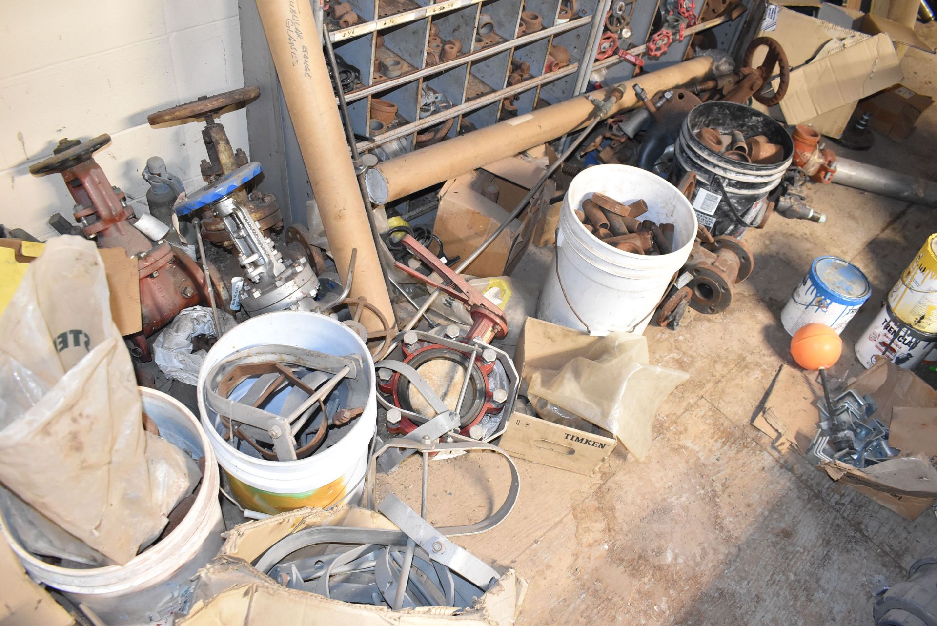 LOT/ CONTENTS OF MEZZANINE CONSISTING OF VALVES, PIPE CONNECTORS, ELBOWS, AND FITTINGS (CI) [RIGGING - Image 4 of 13