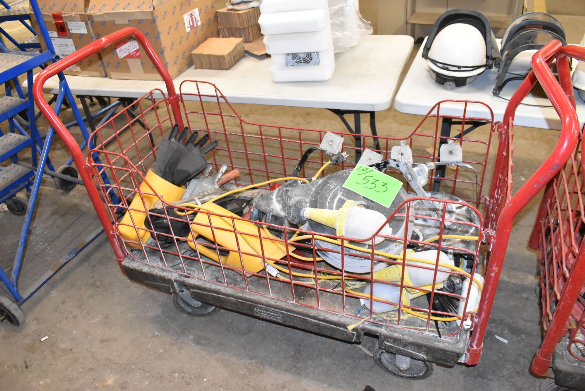 LOT/ CART WITH RETRACTABLE LIGHTS AND SUPPLIES [RIGGING FEE FOR LOT #533 - $30 CAD PLUS APPLICABLE