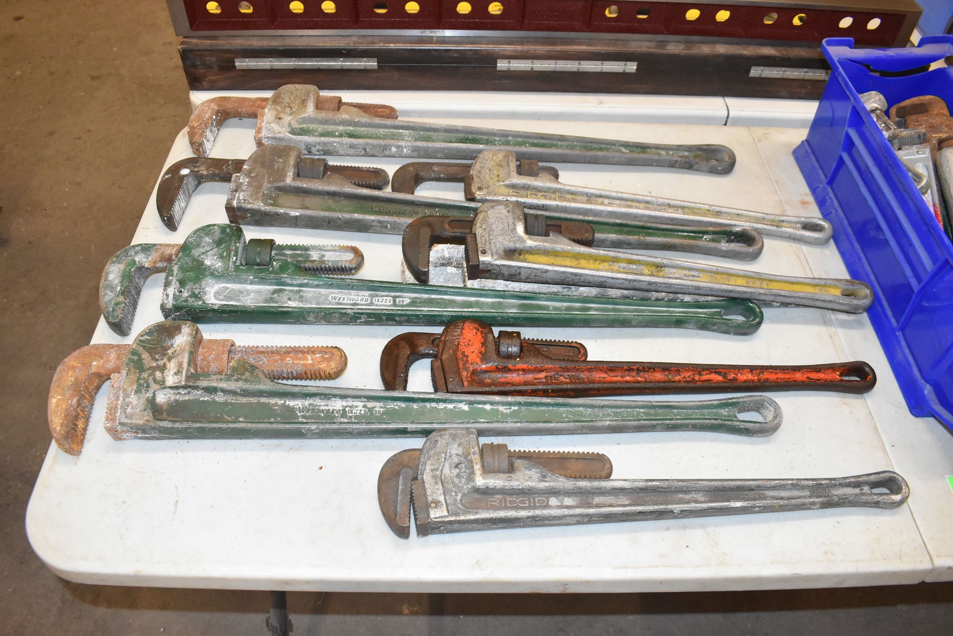 LOT/ LARGE PIPE WRENCHES AND SLEDGE HAMMERS [RIGGING FEE FOR LOT #523 - $50 CAD PLUS APPLICABLE - Image 2 of 4