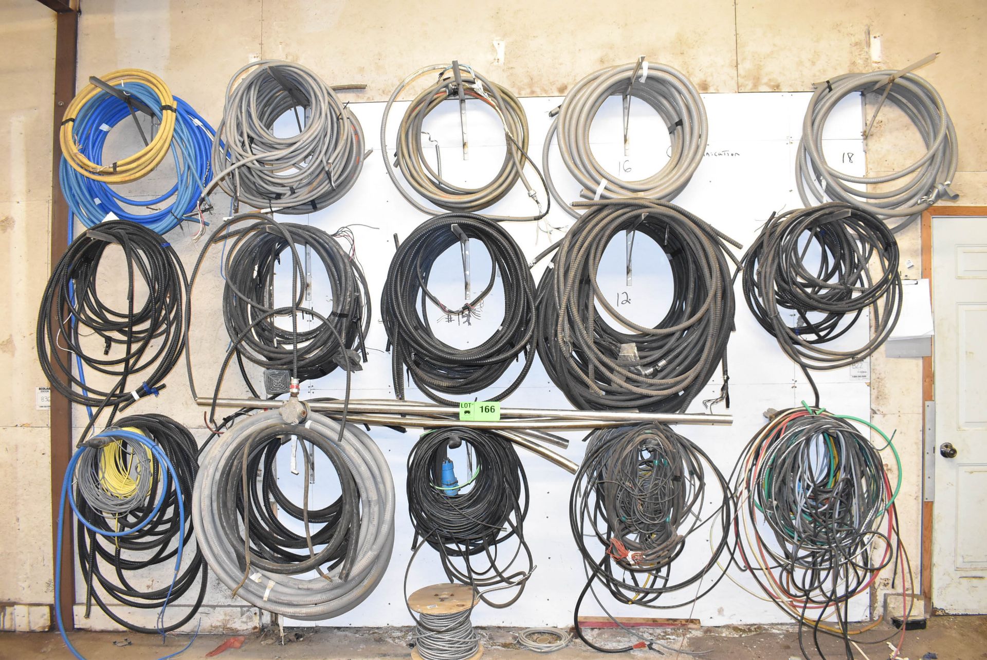 LOT/ ASSORTED SIZE OF ELECTRICAL WIRE AND CONDUIT (CI) [RIGGING FEE FOR LOT #166 - $50 CAD PLUS - Image 3 of 3