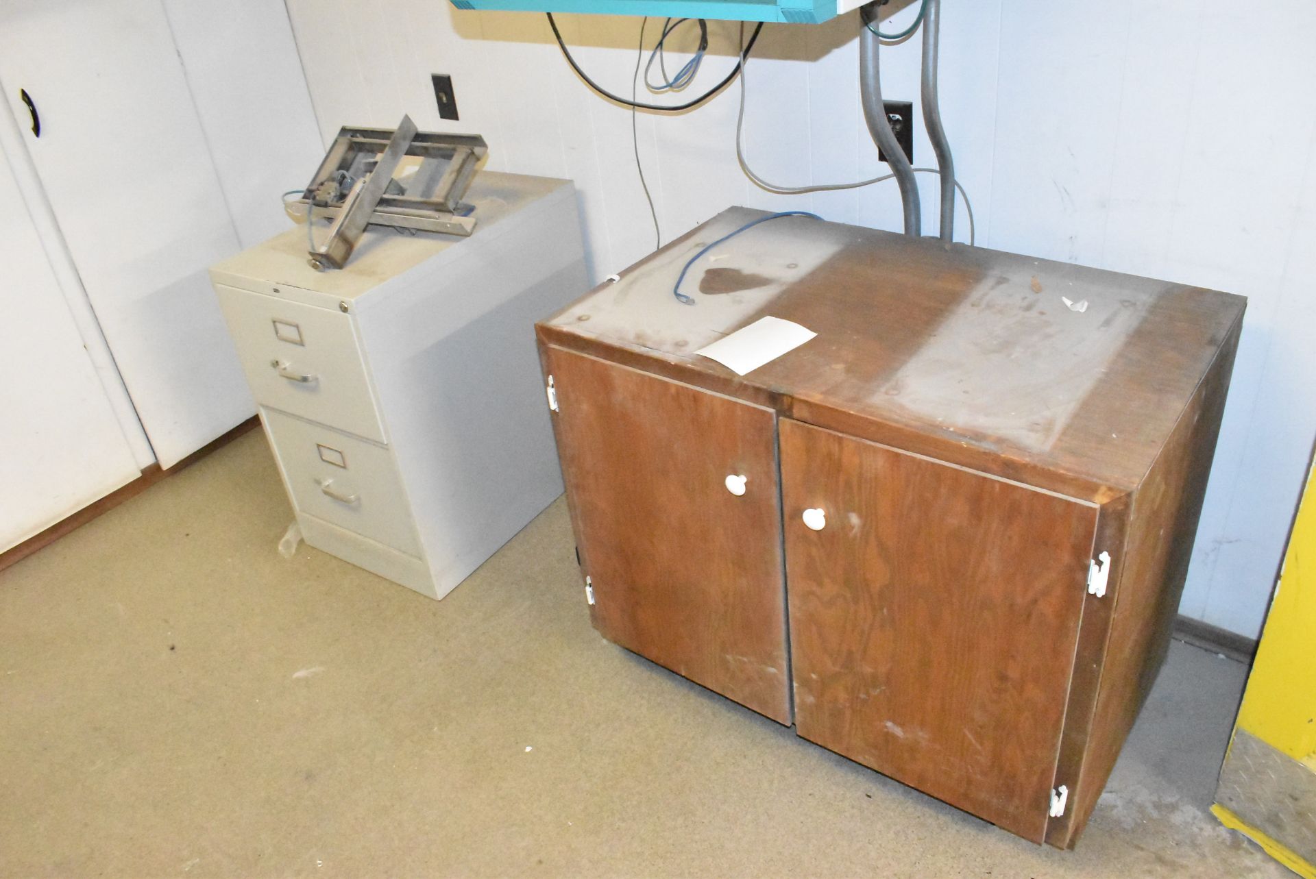 LOT/ CONTENTS OF OFFICE CONSISTING OF FURNITURE AND CABINETS [RIGGING FEE FOR LOT #567 - $180 CAD - Image 3 of 3