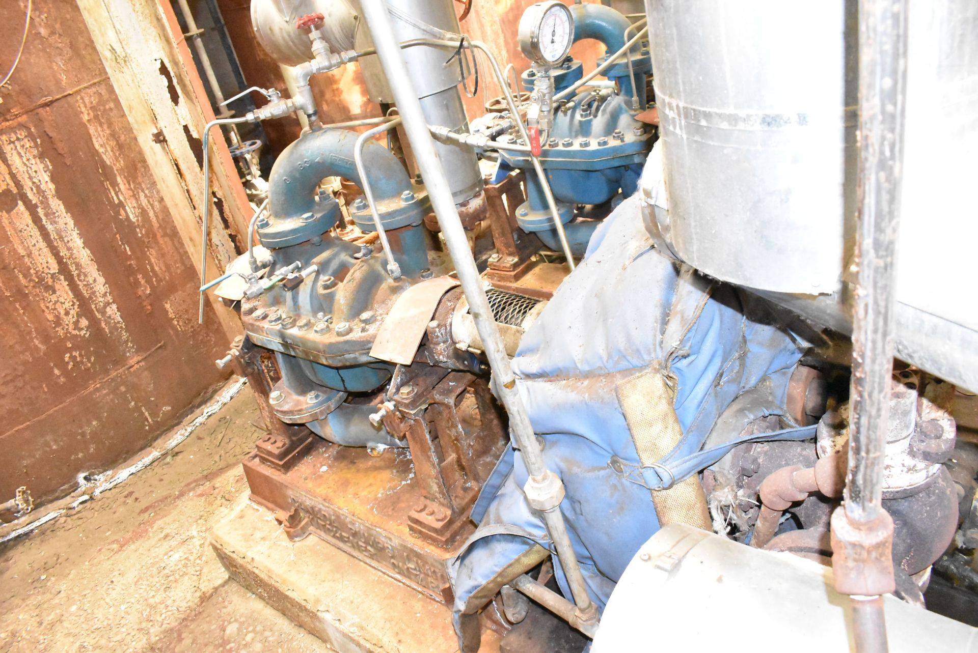 LOT/ MFG UNKNOWN FEED PUMP (CI) [RIGGING FEE FOR LOT #155 - $1400 CAD PLUS APPLICABLE TAXES] - Image 2 of 3