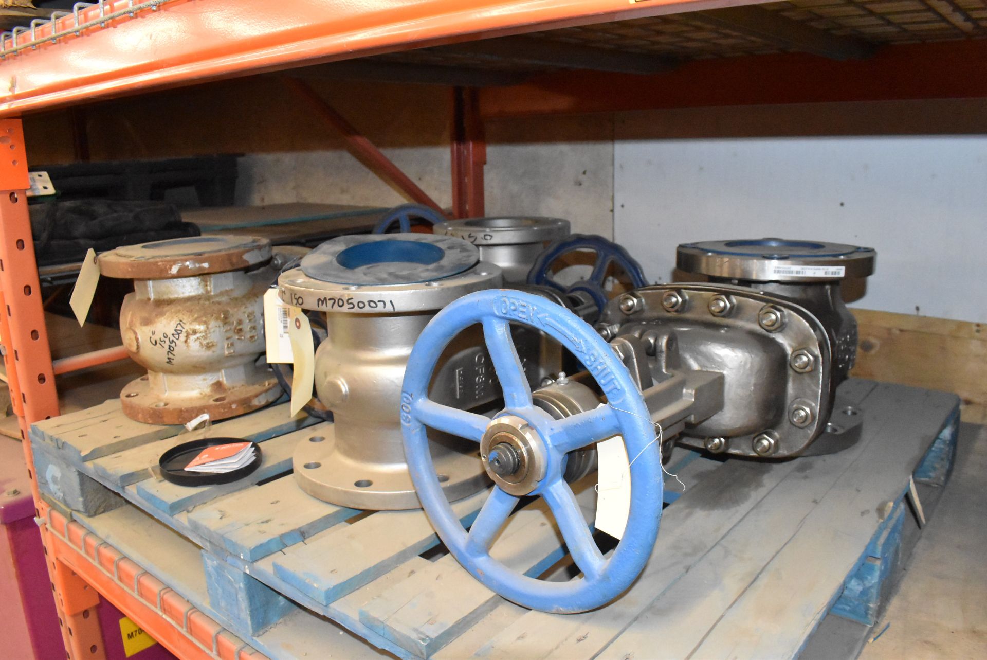 LOT/ CONTENTS OF SHELF CONSISTING OF RIVER PUMP IMPELLER AND 6" VALVES (CI) [RIGGING FEE FOR LOT # - Image 2 of 6