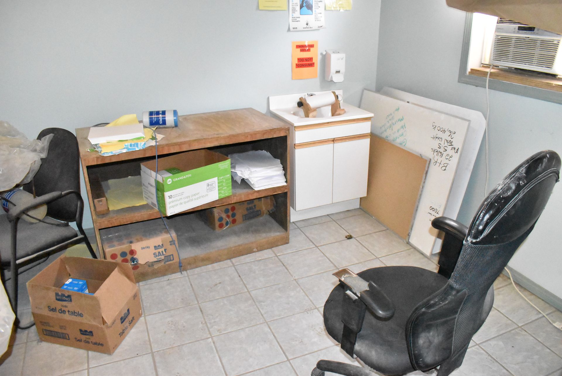 LOT/ CONTENTS OF OFFICE CONSISTING OF FURNITURE AND MONITORS AND CABINETS [RIGGING FEE FOR LOT # - Image 5 of 5