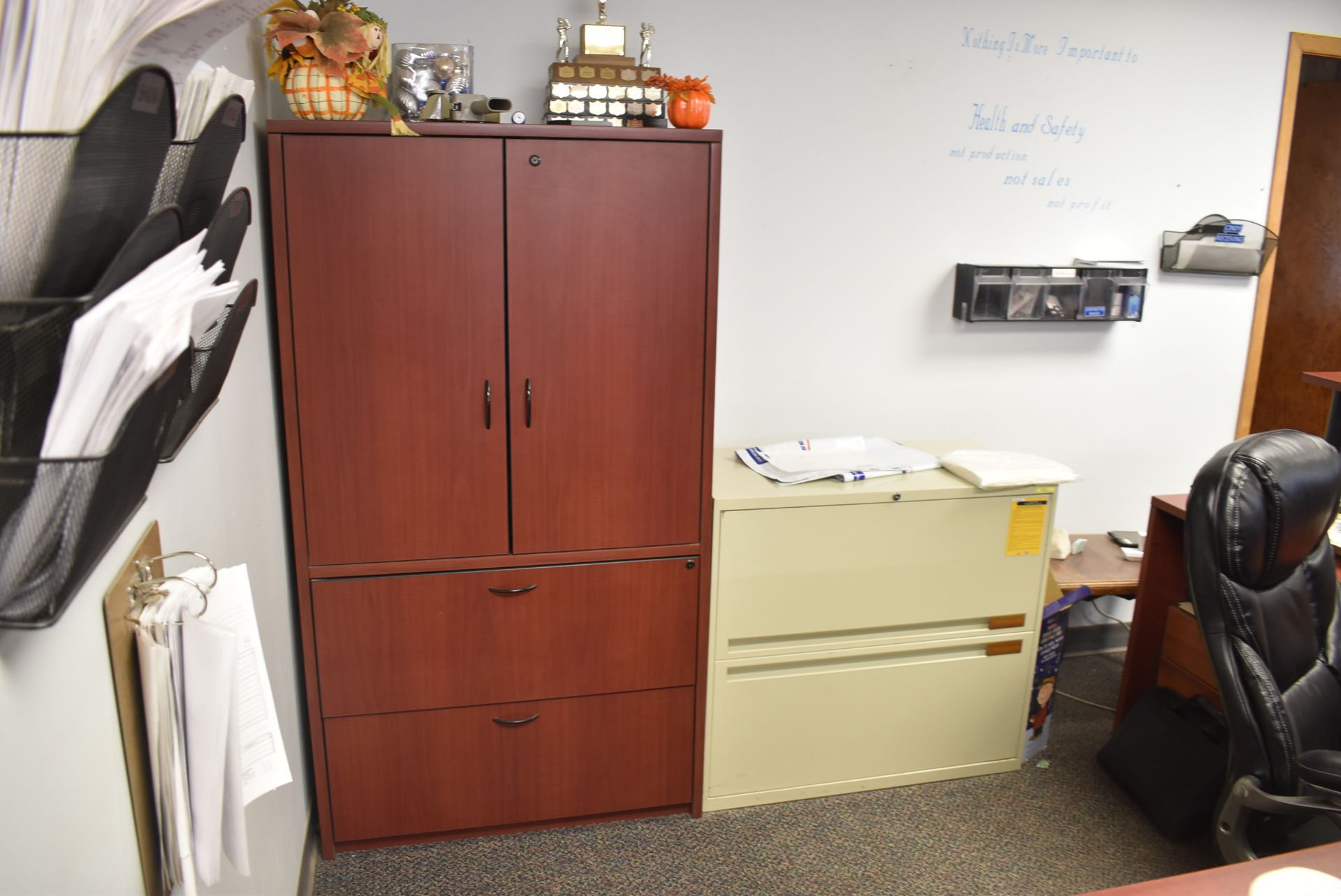 LOT/ RECEPTION DESK WITH CABINETS AND MONITORS [RIGGING FEE FOR LOT #560 - $120 CAD PLUS - Image 3 of 3