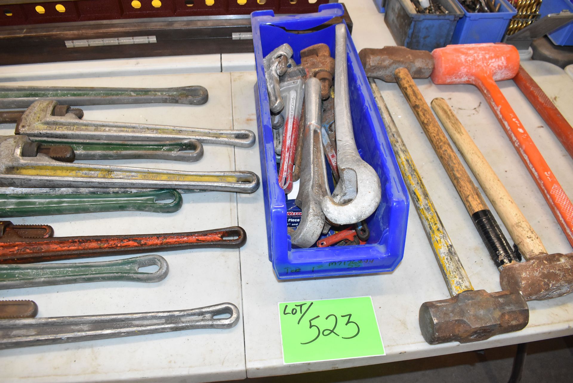 LOT/ LARGE PIPE WRENCHES AND SLEDGE HAMMERS [RIGGING FEE FOR LOT #523 - $50 CAD PLUS APPLICABLE - Image 3 of 4