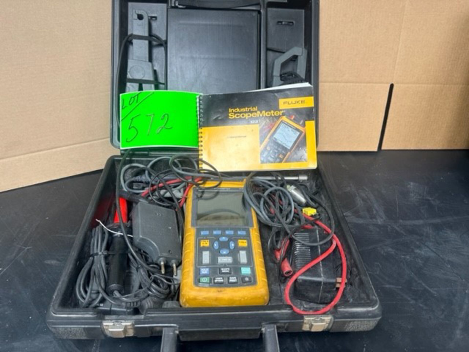 FLUKE 123 INDUSTRIAL SCOPEMETER S/N N/A [RIGGING FEE FOR LOT #572 - $20 CAD PLUS APPLICABLE TAXES]