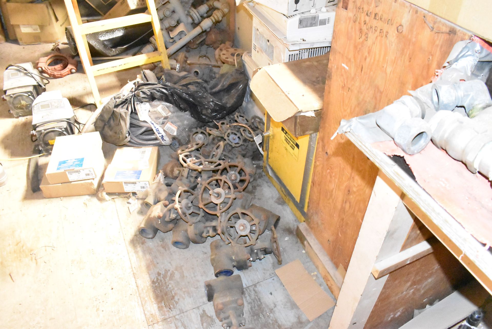 LOT/ CONTENTS OF MEZZANINE CONSISTING OF VALVES, PIPE CONNECTORS, ELBOWS, AND FITTINGS (CI) [RIGGING - Image 10 of 13