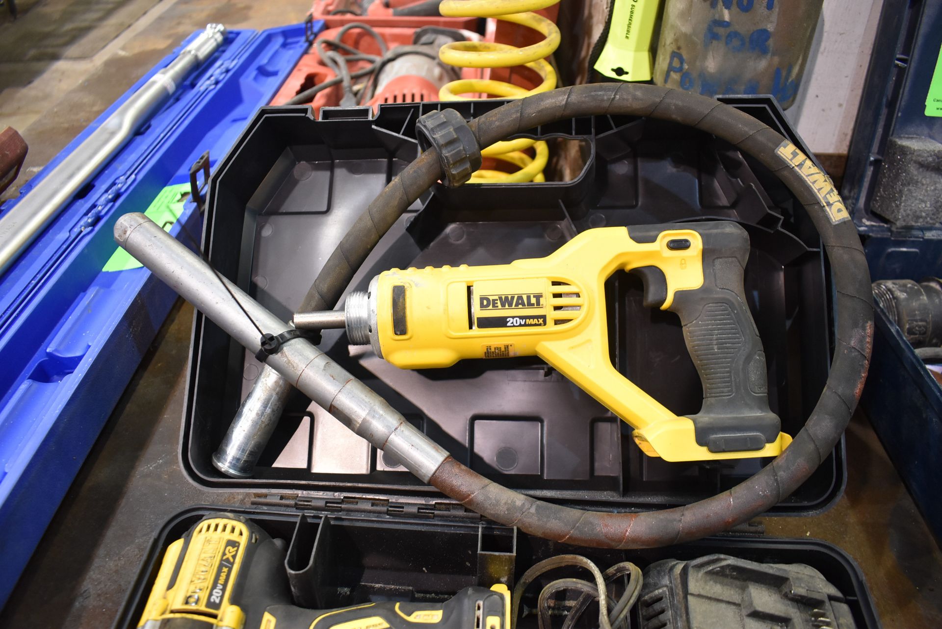 LOT/ DEWALT CORDLESS 20VOLT TOOLS WITH CHARGER AND 1 BATTERY [RIGGING FEE FOR LOT #221 - $20 CAD - Image 2 of 3