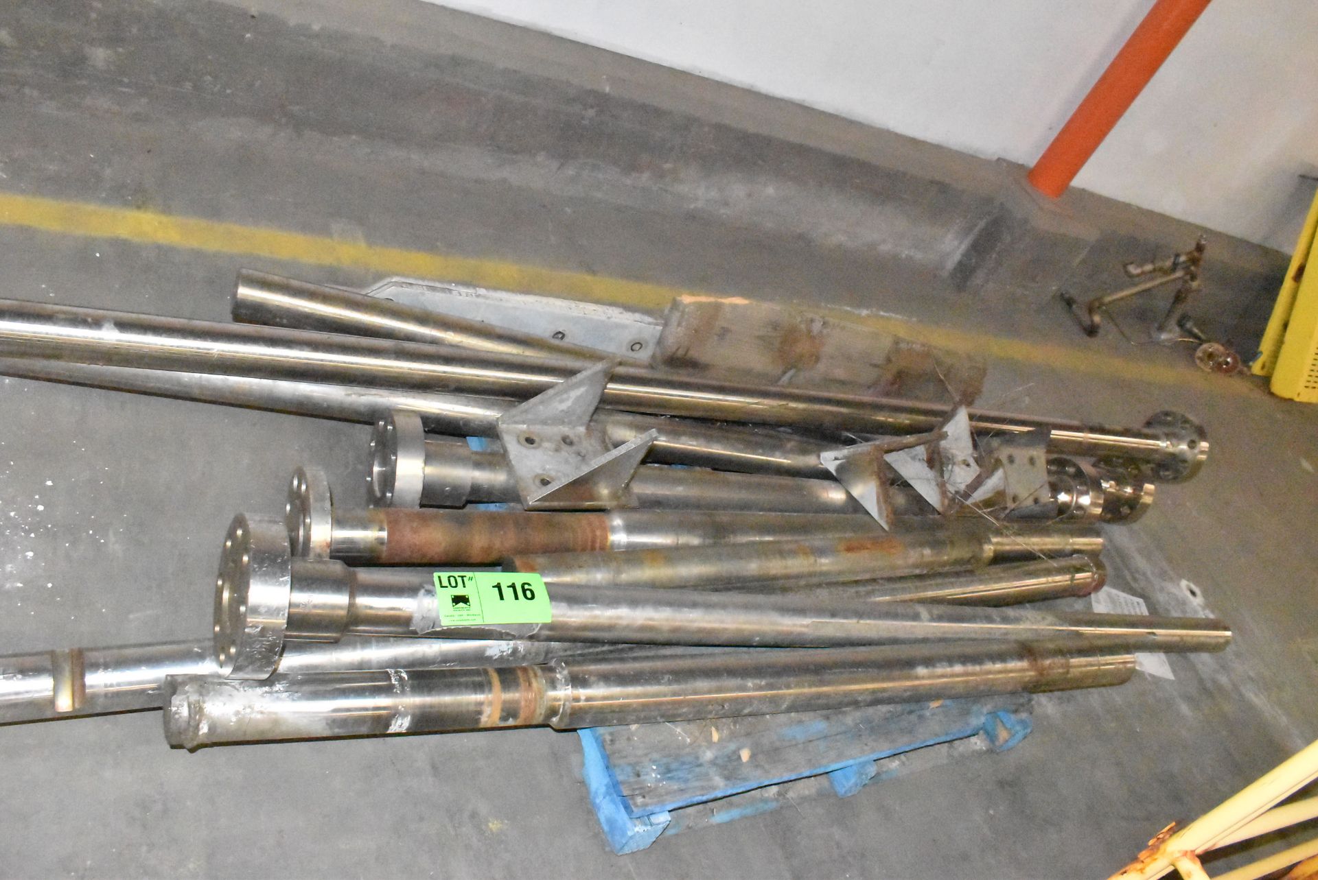 LOT/ FLANGED PIPES [RIGGING FEE FOR LOT #116 - $30 CAD PLUS APPLICABLE TAXES]