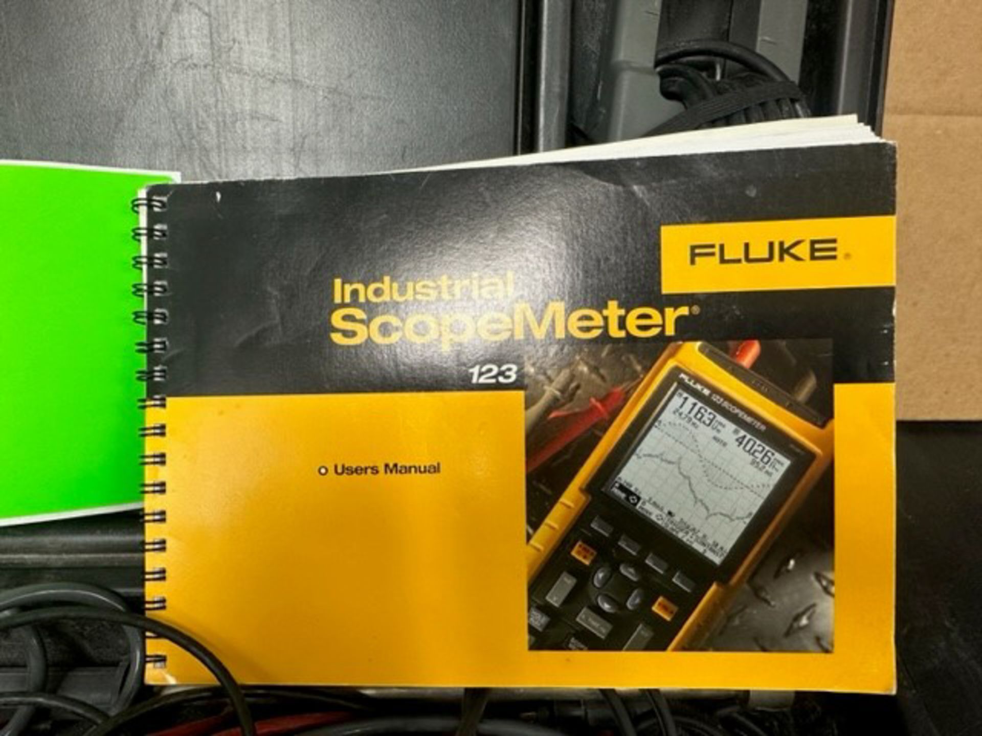 FLUKE 123 INDUSTRIAL SCOPEMETER S/N N/A [RIGGING FEE FOR LOT #572 - $20 CAD PLUS APPLICABLE TAXES] - Image 2 of 4