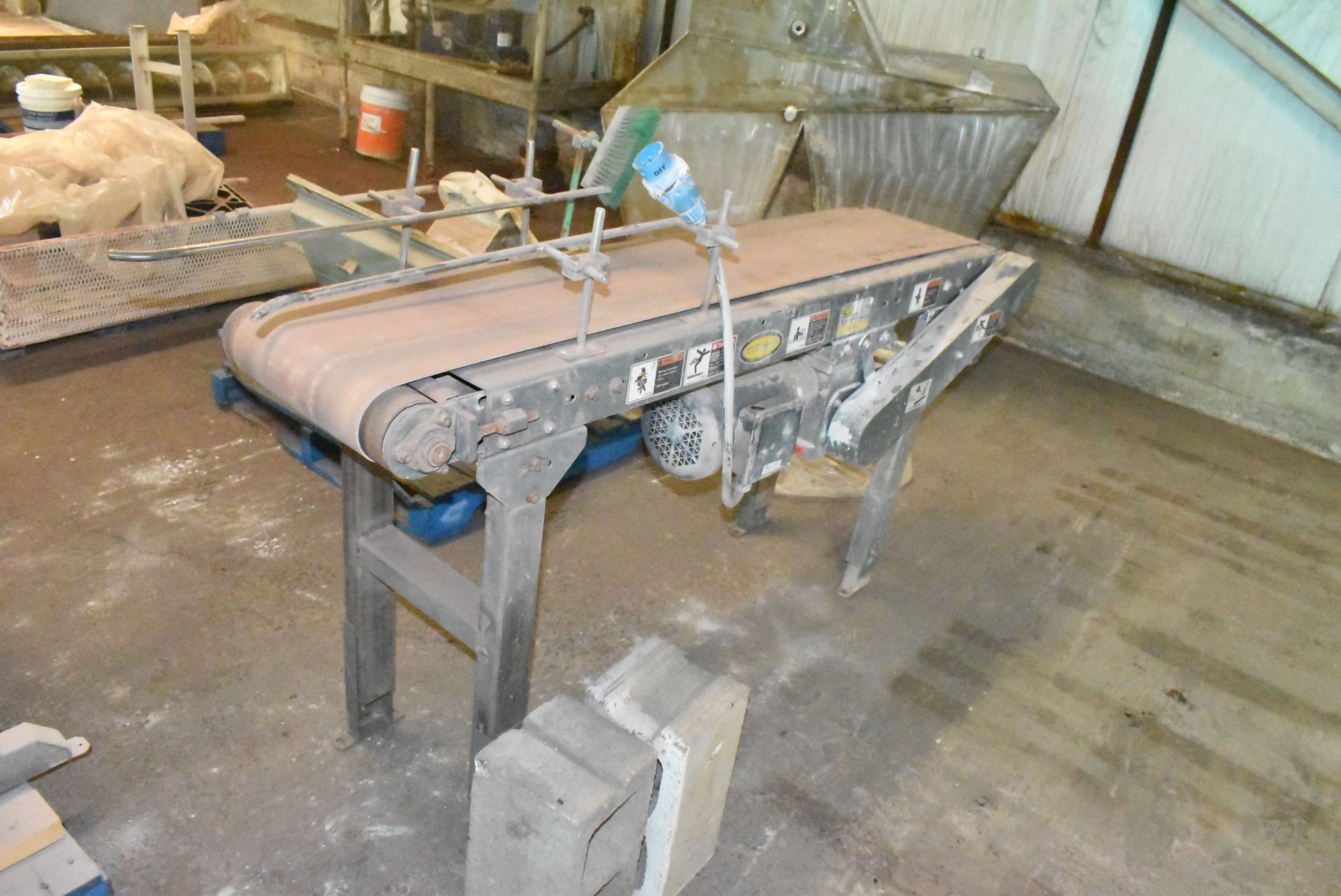 LOT/ BELT CONVEYORS, PARTS AND DISCHARGE CHUTES [RIGGING FEE FOR LOT #96 - $30 CAD PLUS APPLICABLE - Image 4 of 6