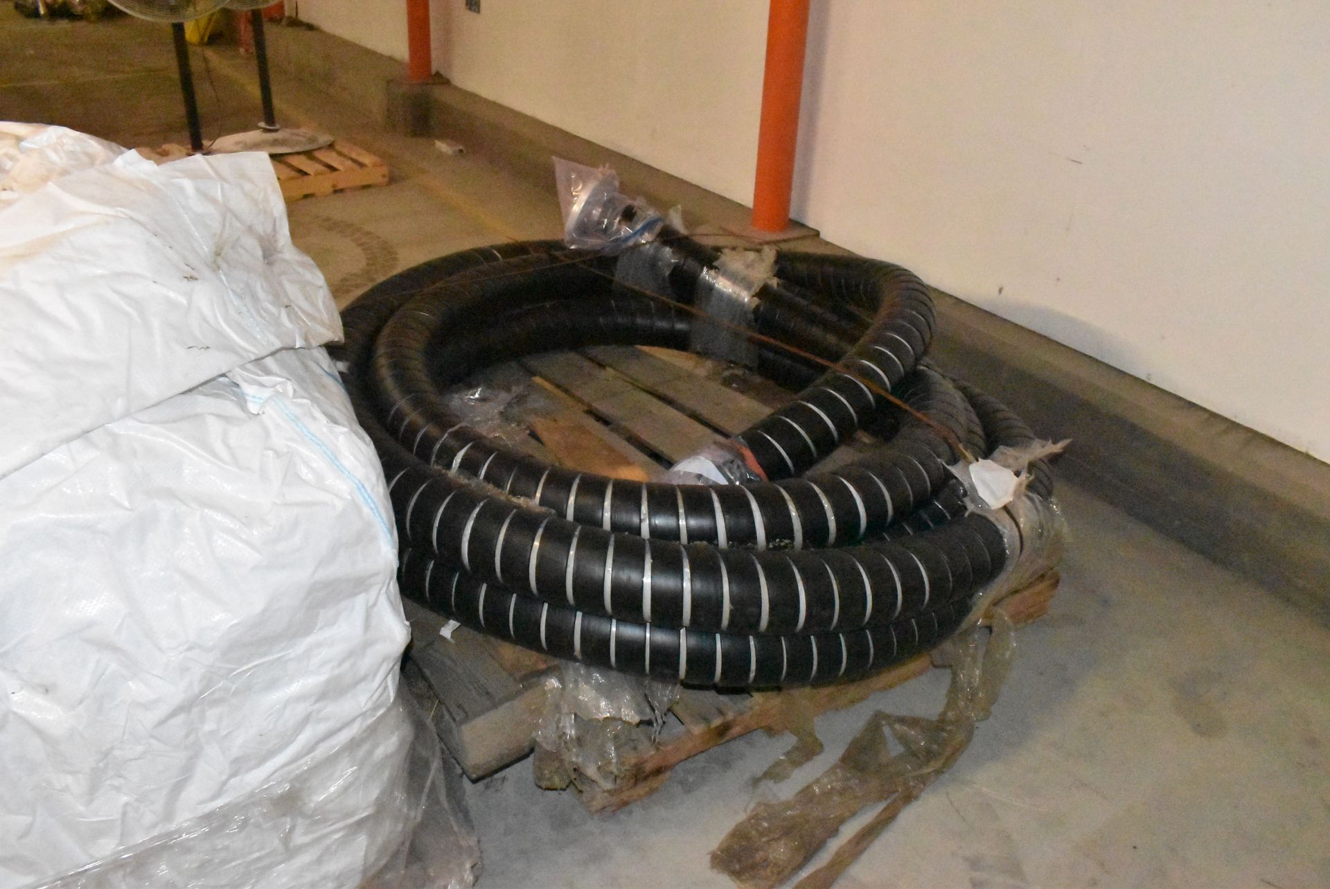 LOT/ CONTENTS OF PALLETS CONSISTING OF GAYLORD BAGS, HOSE AND STAINLESS STEEL CLAMPS [RIGGING FEE - Image 5 of 6