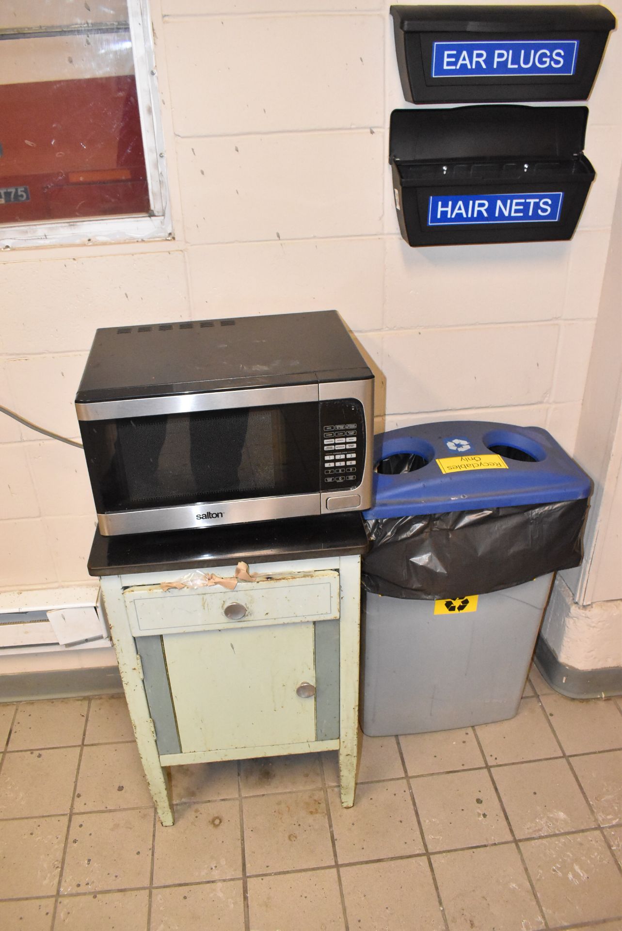 LOT/ CONTENTS OF LUNCHROOM CONSISTING OF FRIDGE, MICROWAVE, COFFEE MAKER AND LUNCH TABLES [RIGGING - Image 3 of 3