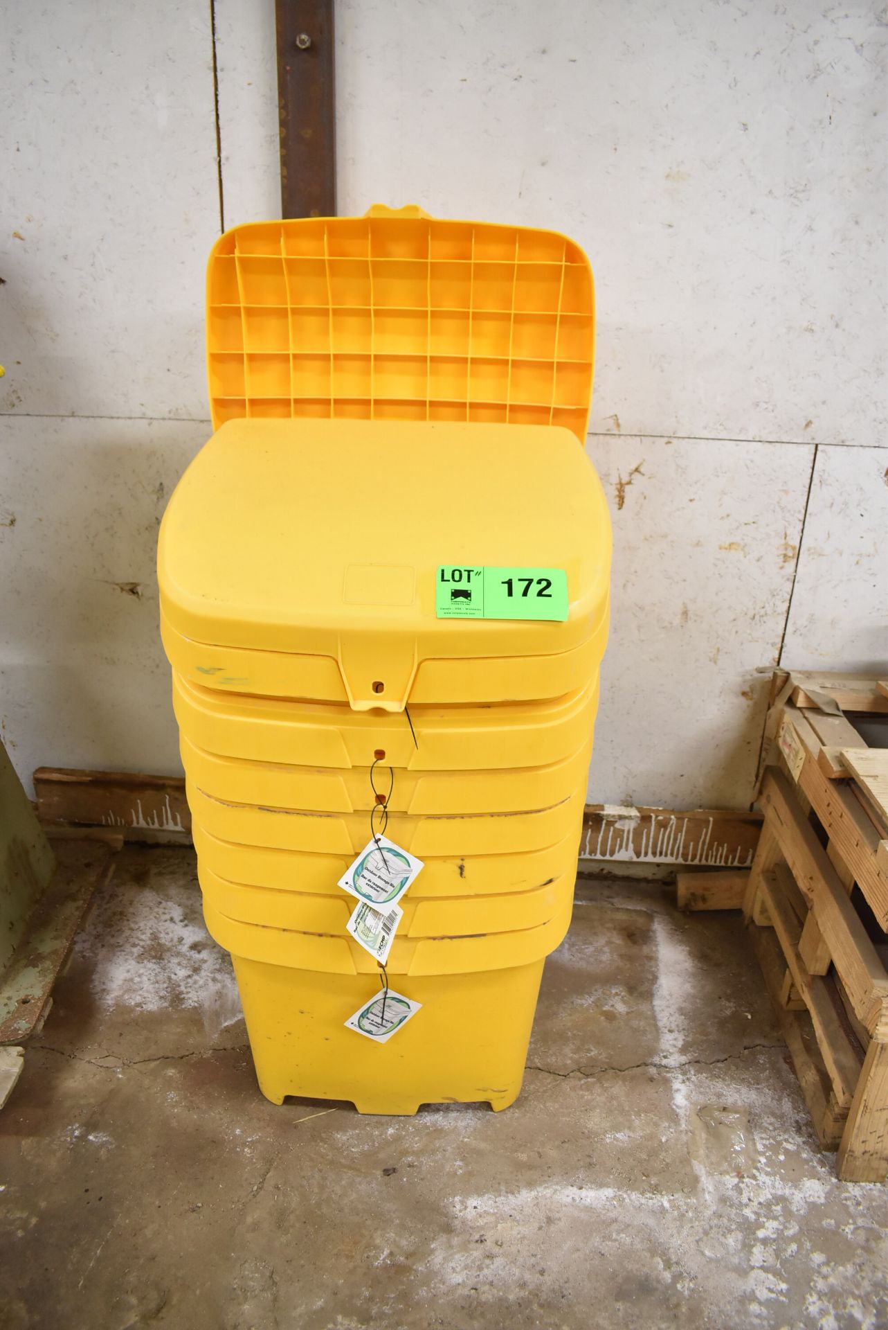 LOT/ ROAD SALT STORAGE BINS (CI) [RIGGING FEE FOR LOT #172 - $30 CAD PLUS APPLICABLE TAXES]