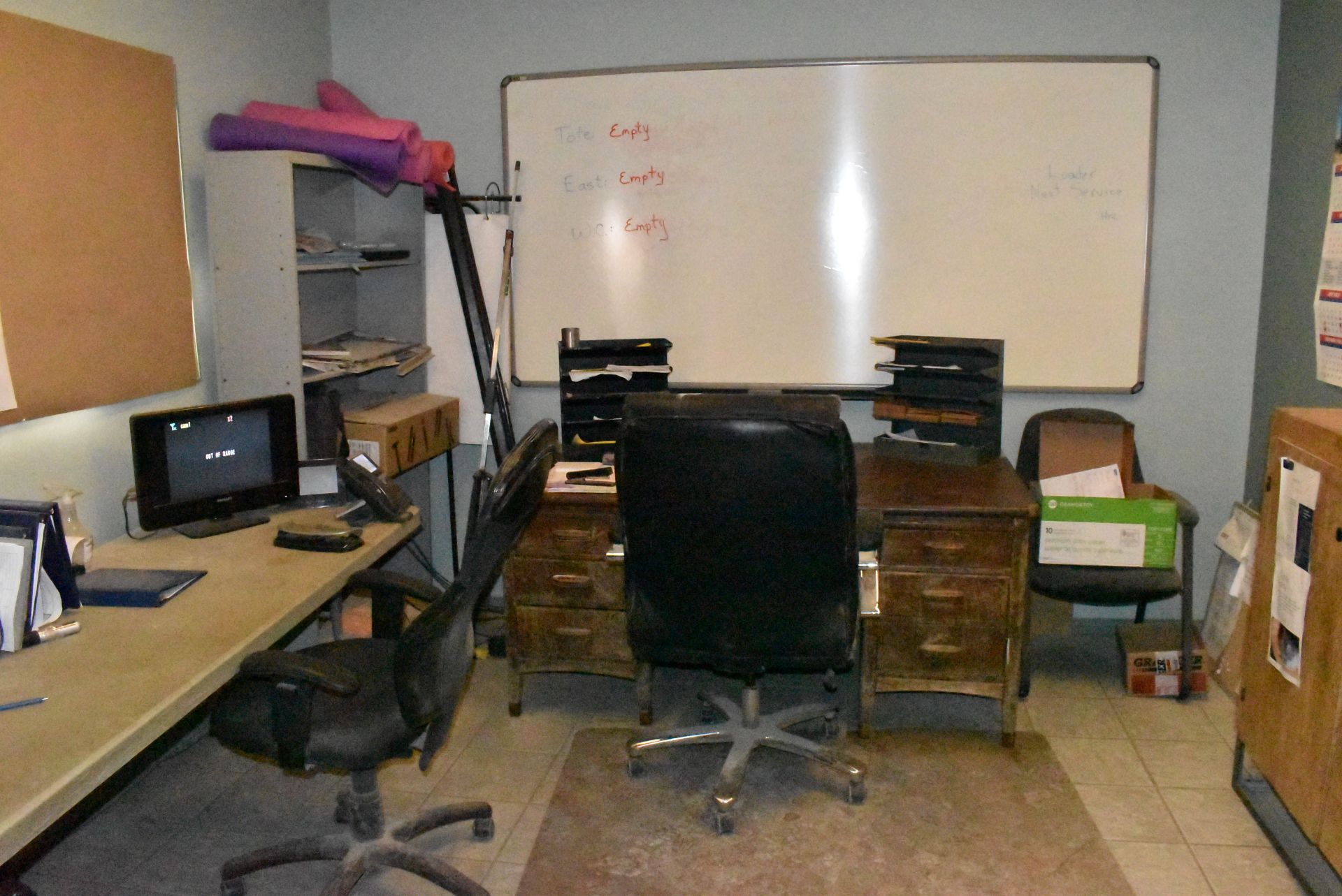 LOT/ CONTENTS OF OFFICE CONSISTING OF FURNITURE AND MONITORS AND CABINETS [RIGGING FEE FOR LOT # - Image 2 of 5