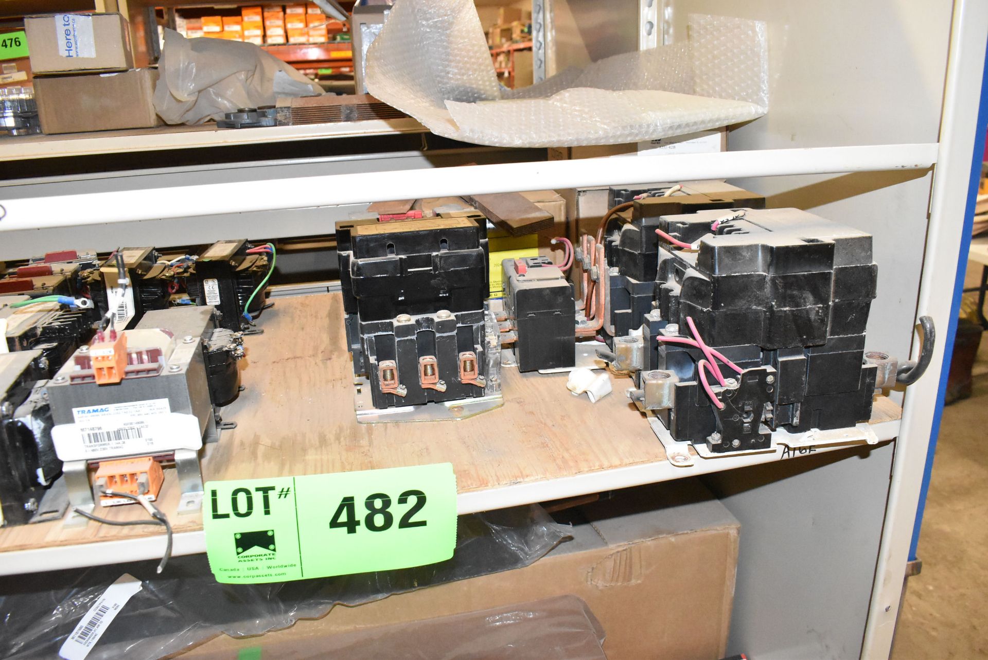 LOT/ CONTENTS OF SHELF CONSISTING OF ELECTRICAL COMPONENTS AND NOREN COMPACT CABINET COOLER AIR-TO- - Image 3 of 5