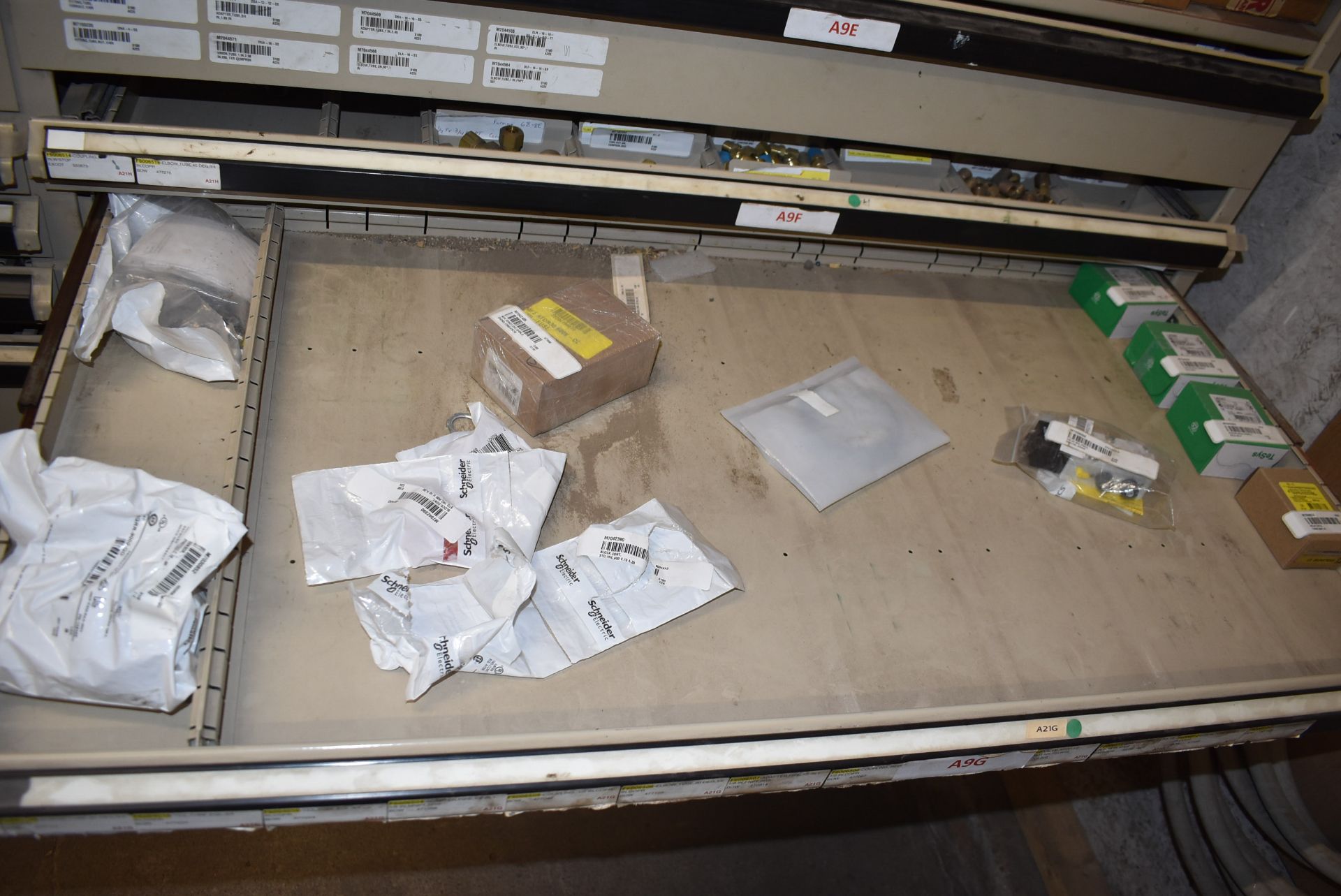 LOT/ CONTENTS OF CABINET CONSISTING OF HARDWARE, SUPPLIES AND FITTINGS [RIGGING FEE FOR LOT # - Image 10 of 13