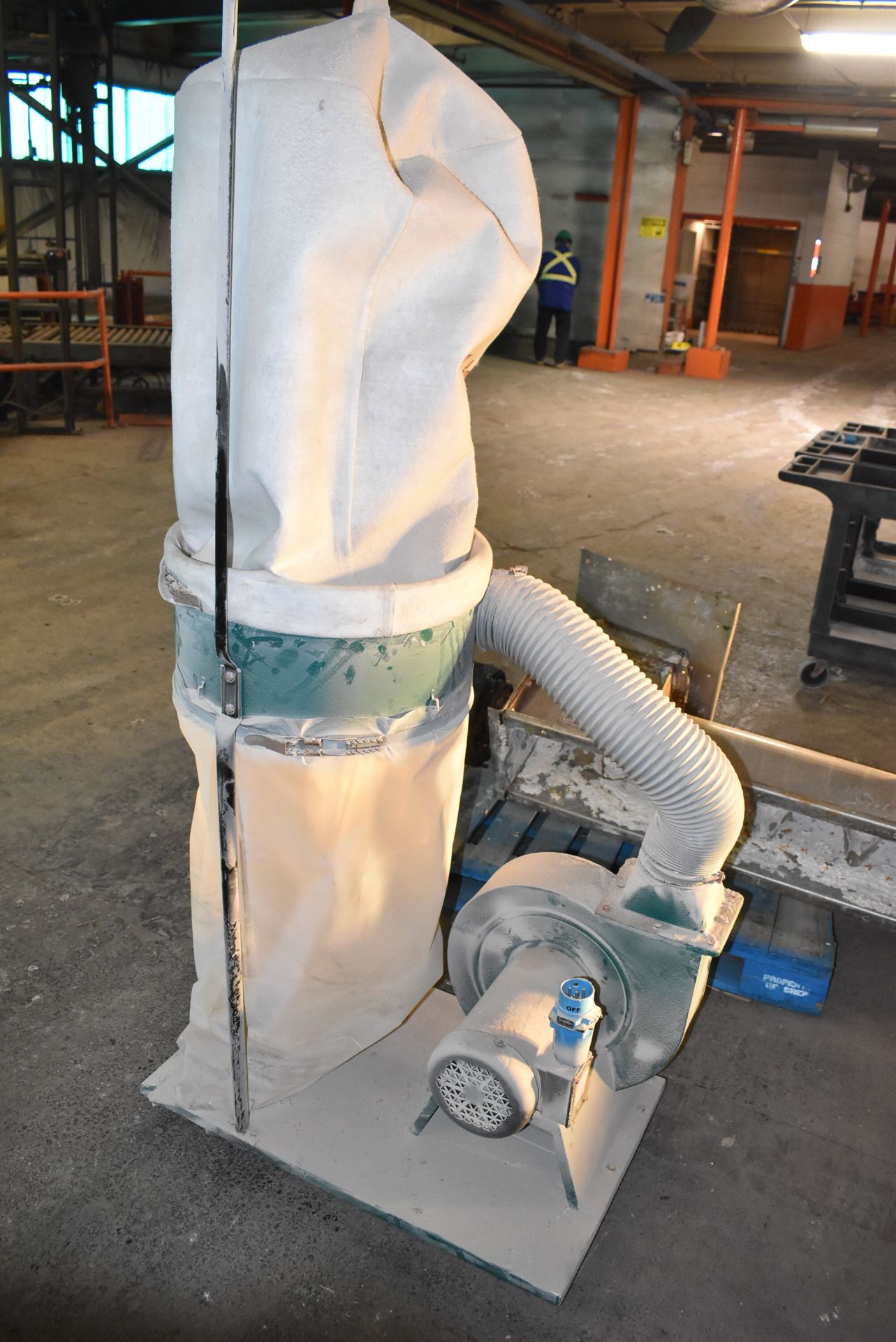 MFG UNKNOWN BAG-TYPE DUST COLLECTOR, S/N N/A [RIGGING FEE FOR LOT #98 - $30 CAD PLUS APPLICABLE - Image 3 of 4