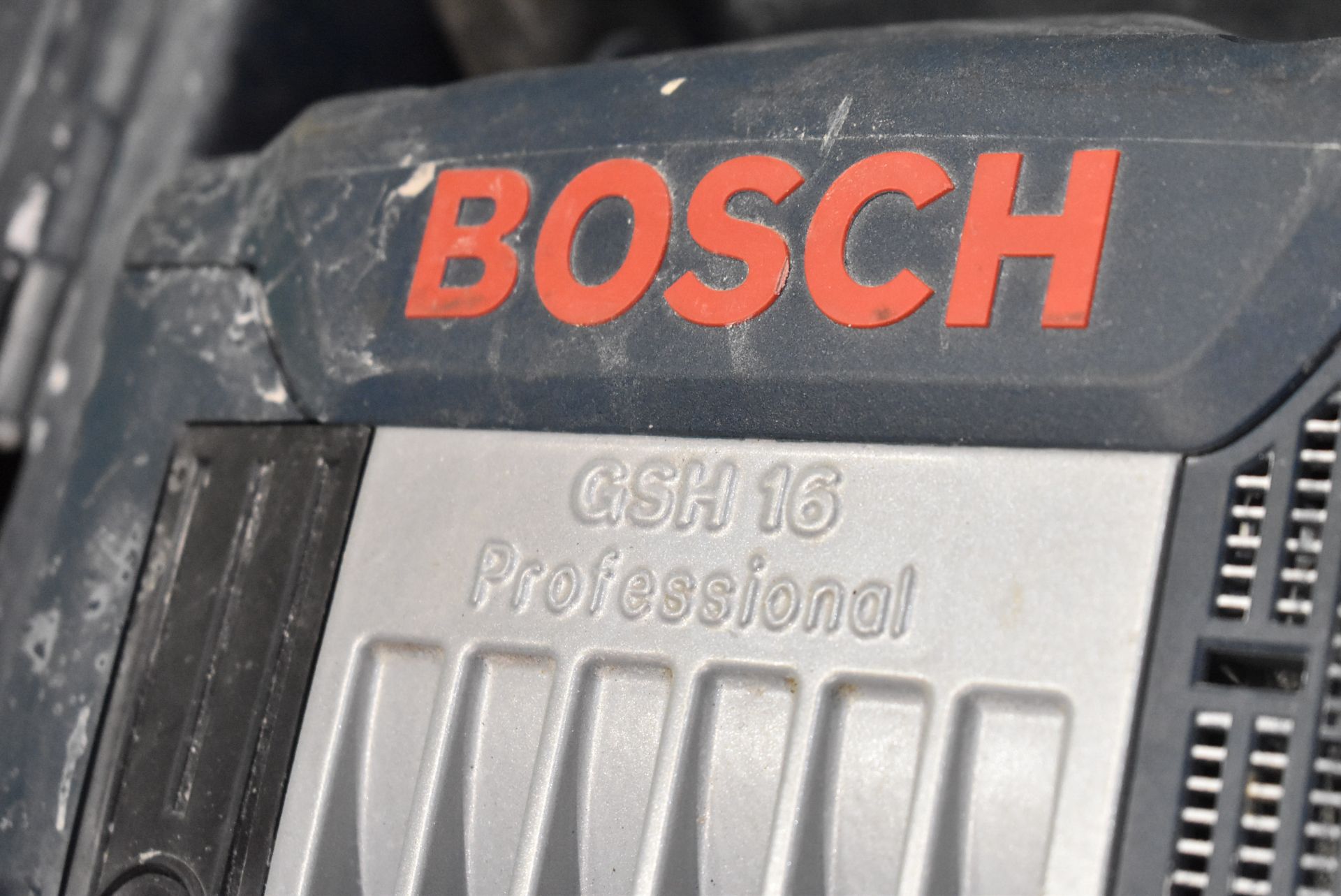 BOSCH GSH16 PROFESSIONAL ELECTRIC BOCHHAMMER JACK HAMMER [RIGGING FEE FOR LOT #225 - $20 CAD PLUS - Image 2 of 3