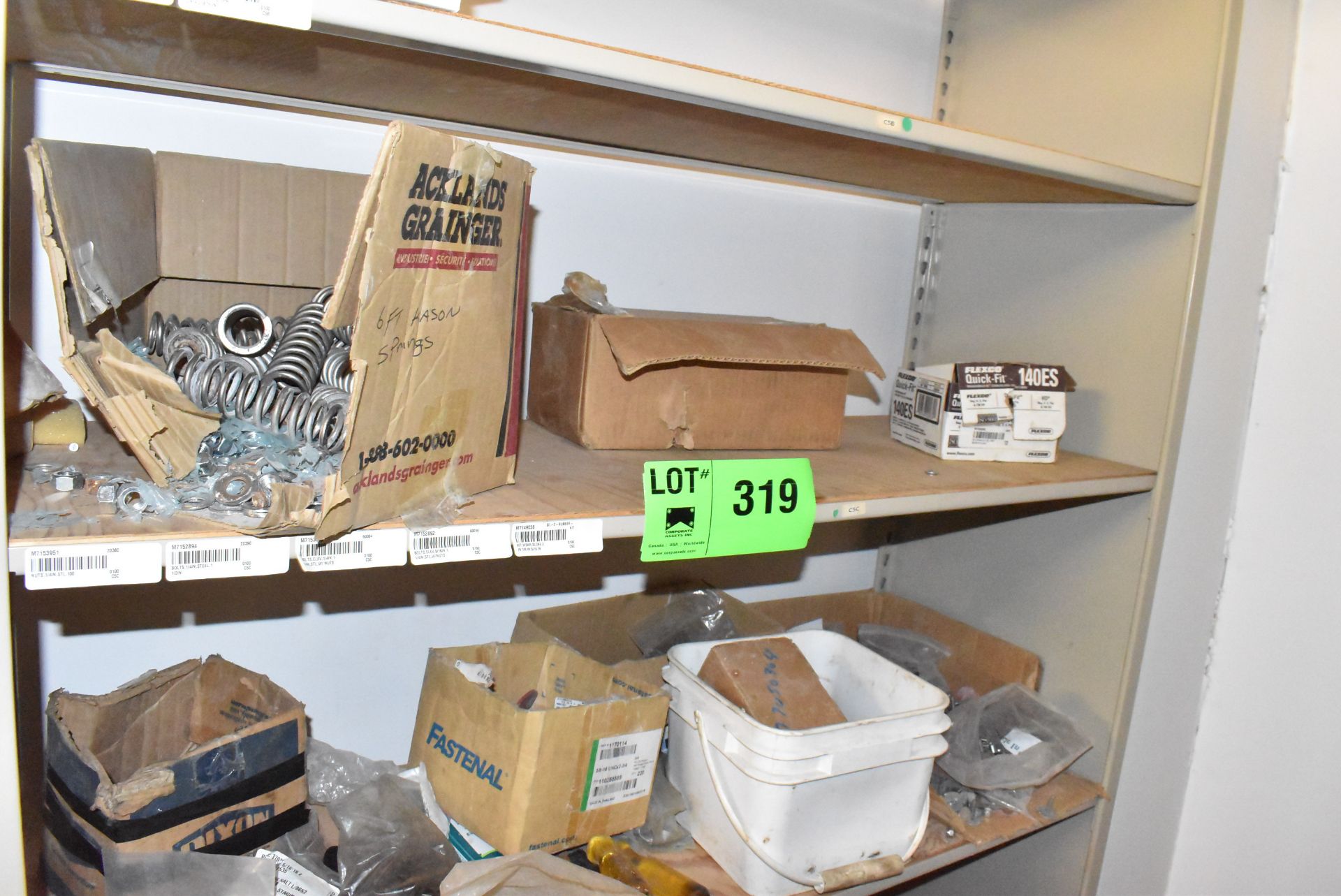 LOT/ CONTENTS OF SHELF CONSISTING OF HARDWARE AND SUPPLIES [RIGGING FEE FOR LOT #319 - $120 CAD PLUS - Image 2 of 4