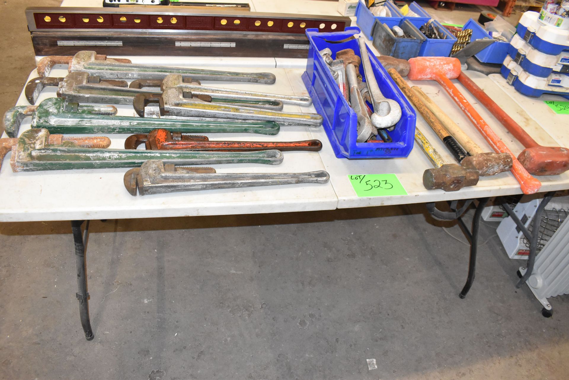 LOT/ LARGE PIPE WRENCHES AND SLEDGE HAMMERS [RIGGING FEE FOR LOT #523 - $50 CAD PLUS APPLICABLE