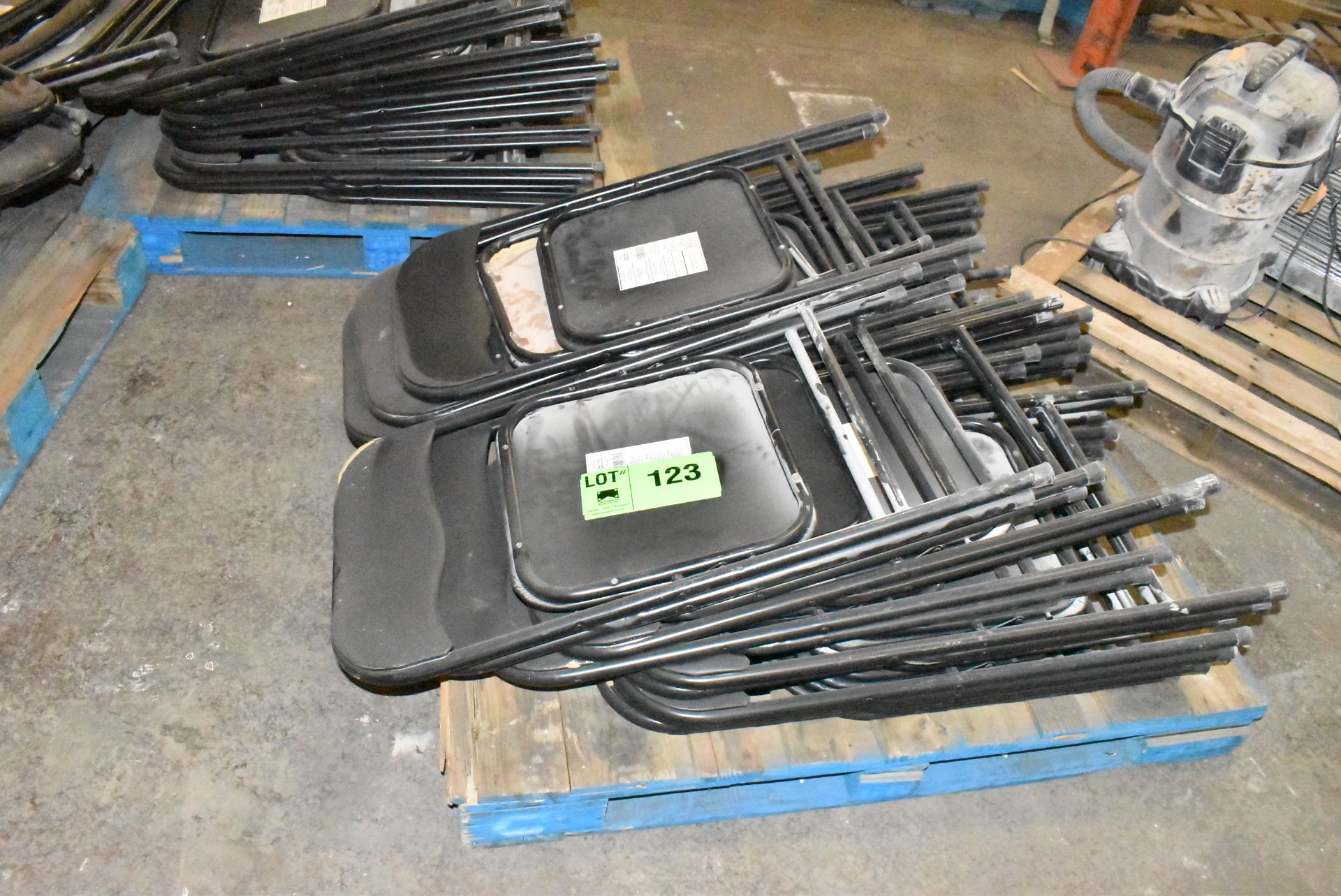 LOT/ FOLDING CHAIRS [RIGGING FEE FOR LOT #123 - $60 CAD PLUS APPLICABLE TAXES]