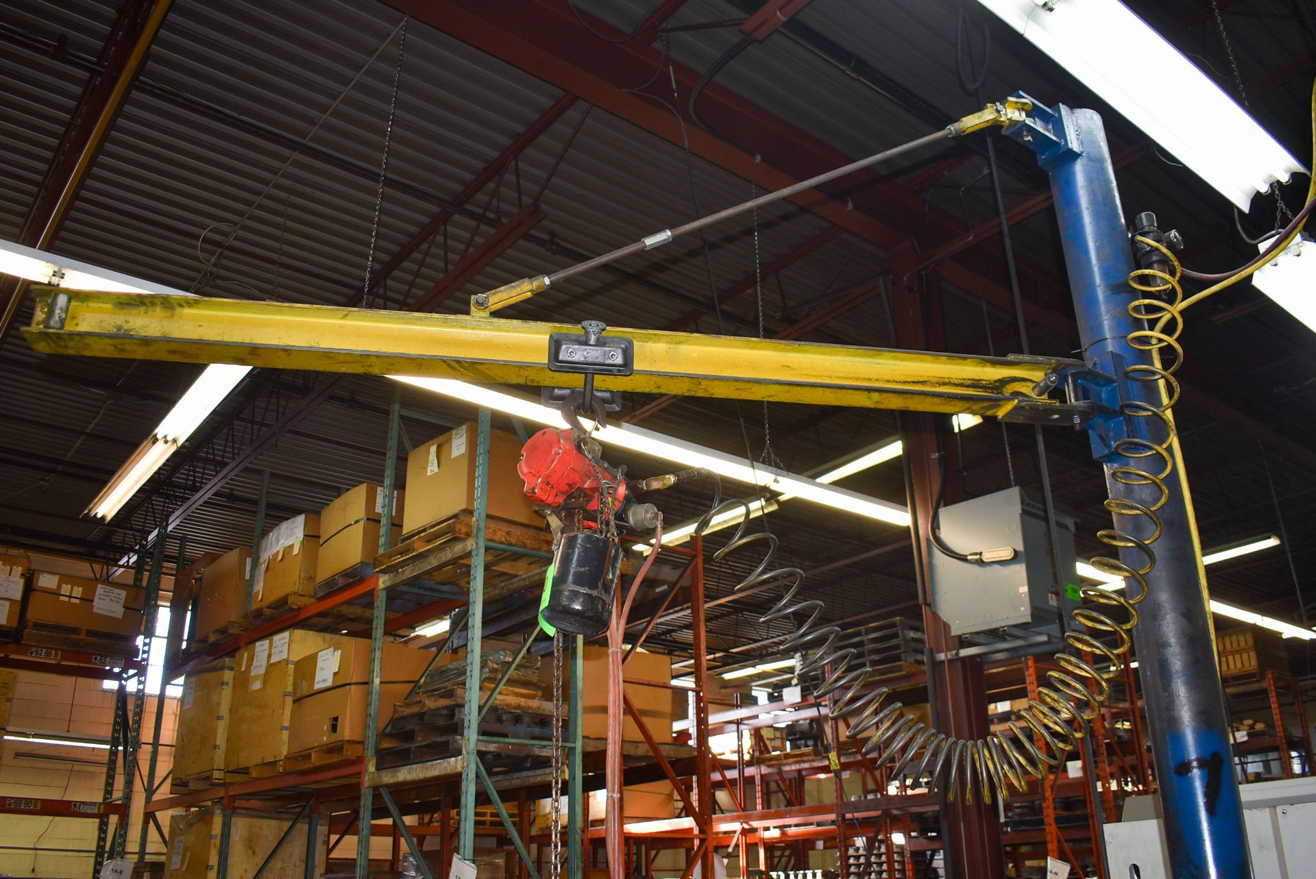 MFG UNKNOWN FREE STANDING JIB ARM WITH ARO 90 PSIG PNEUMATIC HOIST (CI) [RIGGING FEE FOR LOT #