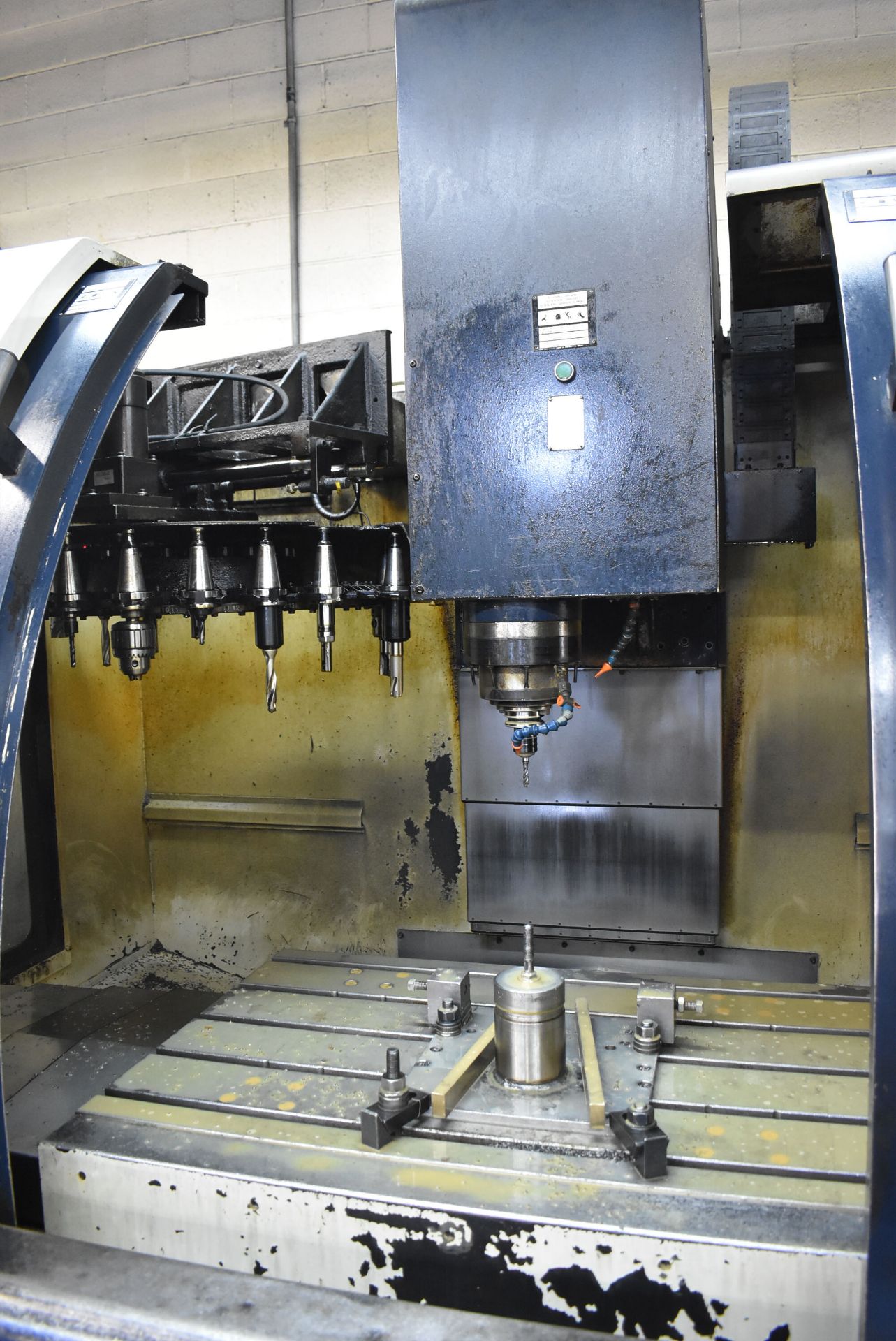 SPINNER VC-810 CNC VERTICAL MACHINING CENTER WITH SIEMENS SINUMERIK CNC CONTROL, 24" X 39" T-SLOT - Image 4 of 7