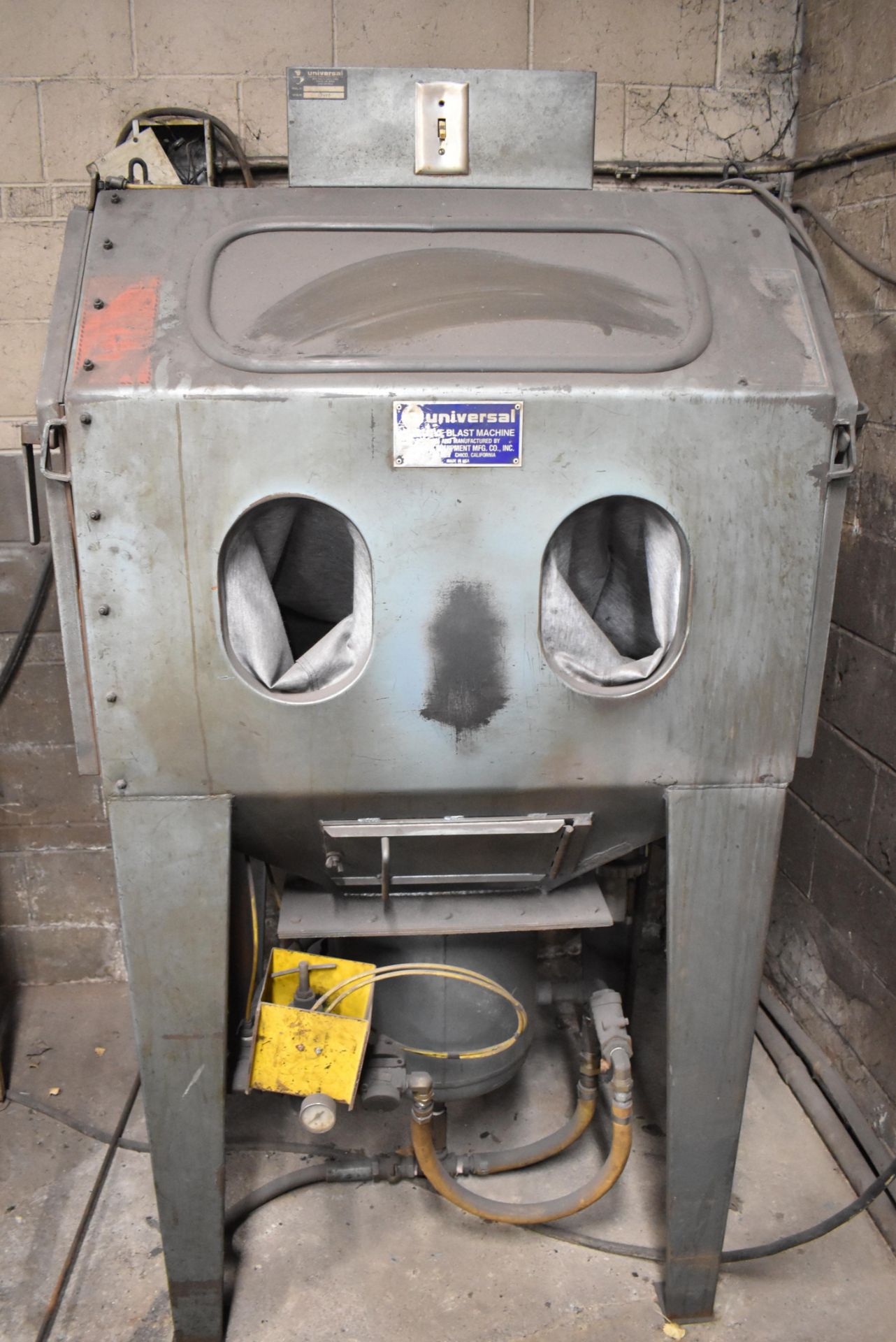 UNIVERSAL 36P-CAB.ONLY SANDBLAST CABINET, S/N 02400 (CI) (LOCATED AT 5830 AV. ANDOVER, MONT-ROYAL,