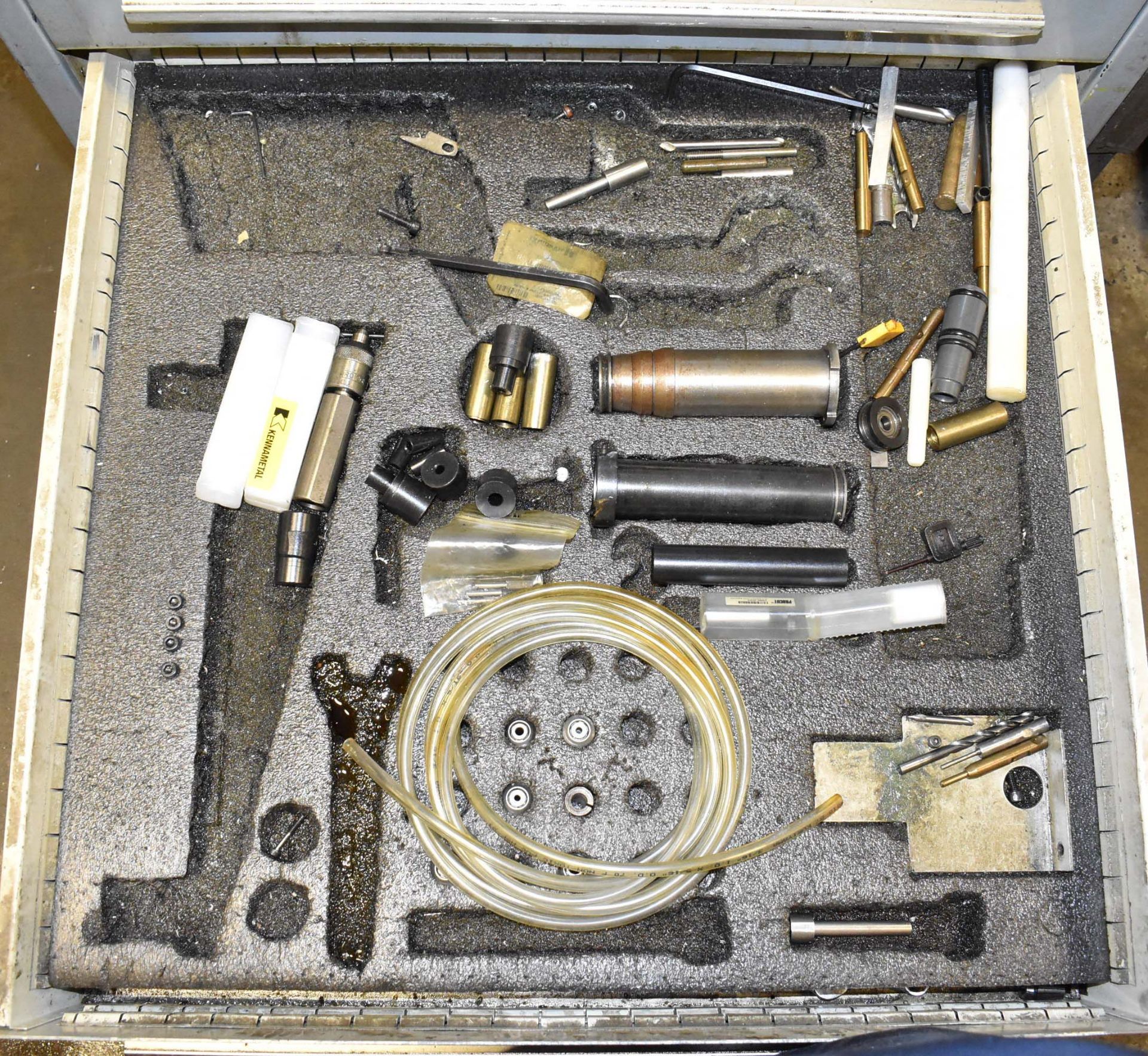 LOT/ CONTENTS OF CABINET CONSISTING OF TURNING CENTER ACCESSORIES - Image 5 of 7