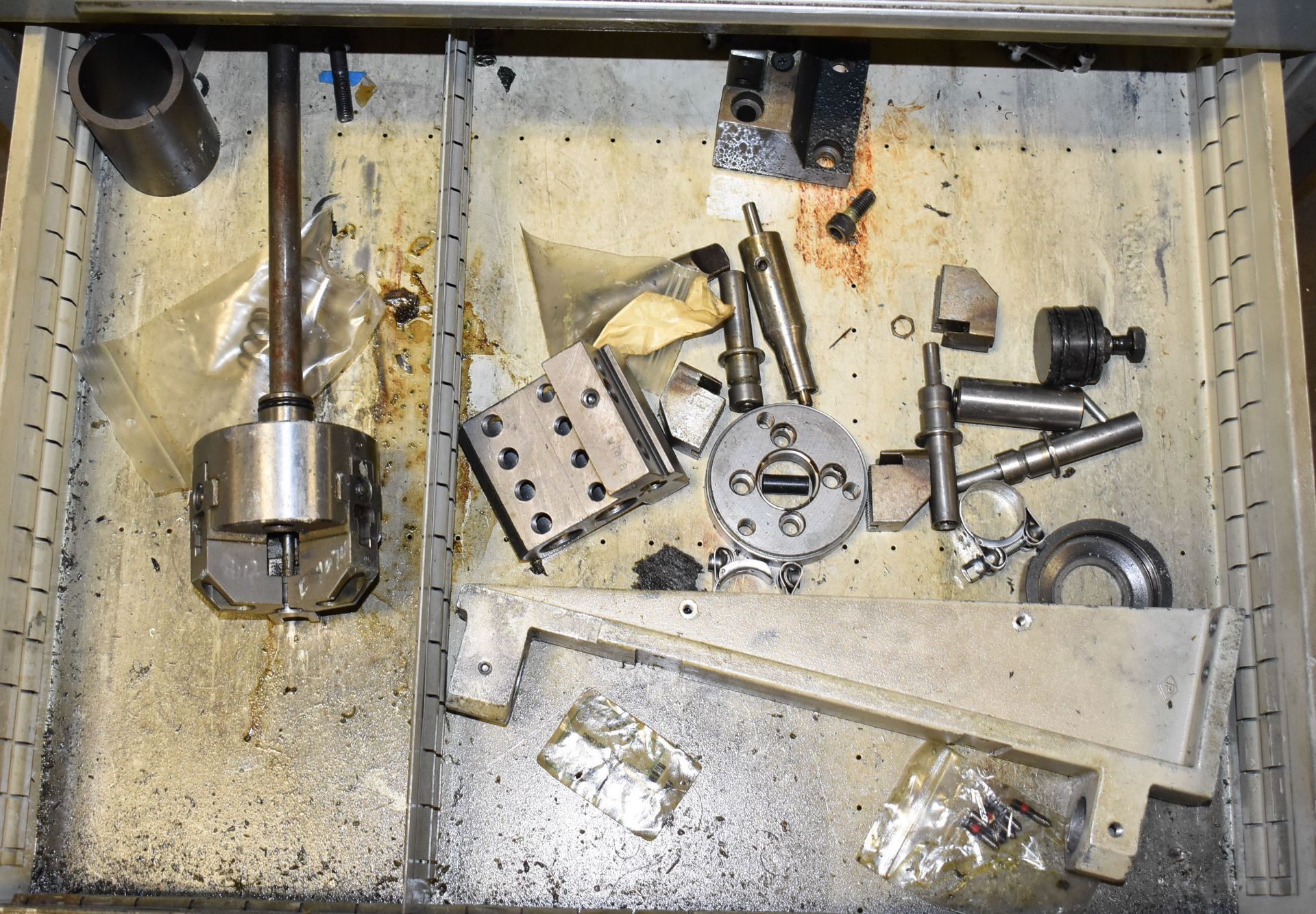 LOT/ CONTENTS OF CABINET CONSISTING OF TURNING CENTER ACCESSORIES - Image 6 of 7