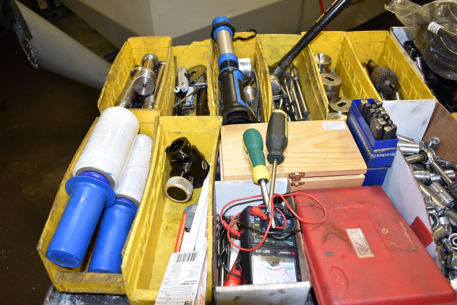 LOT/ CART WITH CONTENTS CONSISTING OF COLLETS, HARDWARE, HAND TOOLS AND CLAMPING - Image 3 of 6