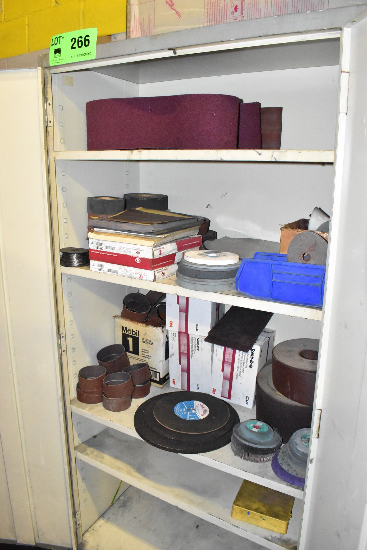 LOT/ CABINET WITH CONTENTS CONSISTING OF ABRASIVES