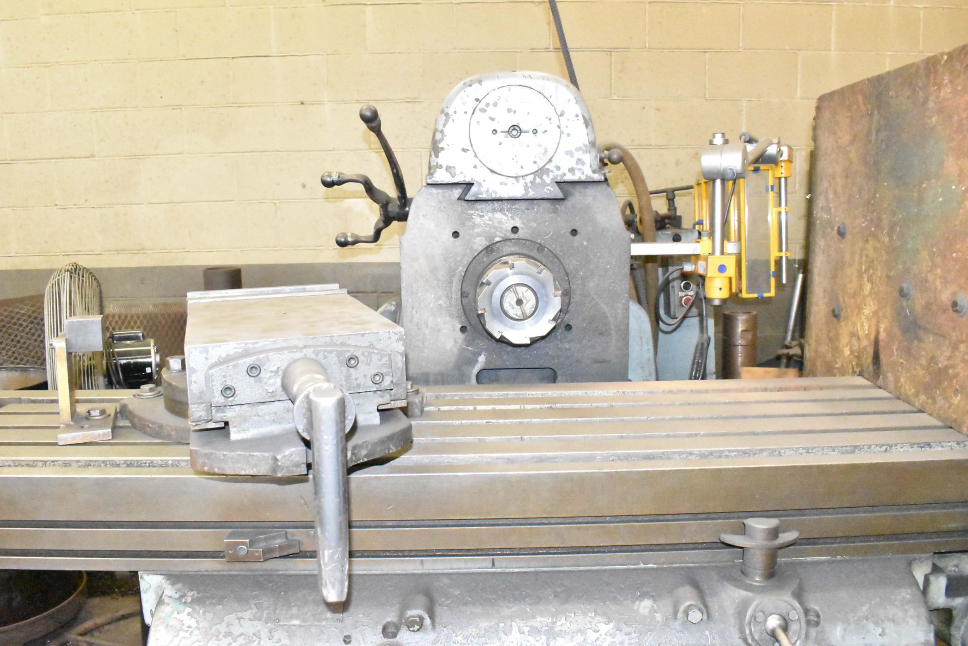 CINCINNATI 420-18 DP MILLING MACHINE WITH 18" X 80" TABLE, SPEEDS TO 4,000 RPM, 10" MACHINE VISE, - Image 4 of 4