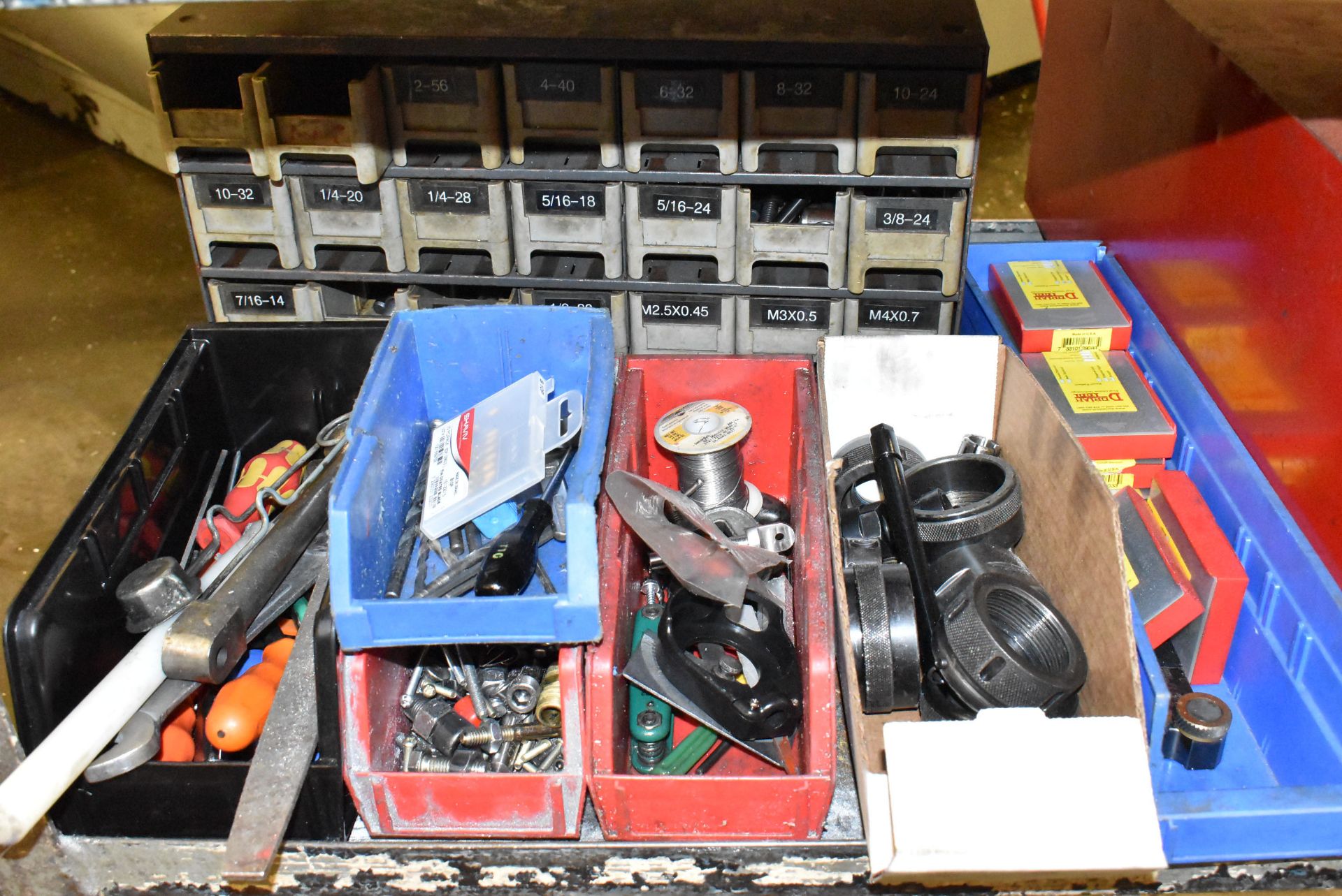 LOT/ CART WITH CONTENTS CONSISTING OF COLLETS, HARDWARE, HAND TOOLS AND CLAMPING - Image 5 of 6