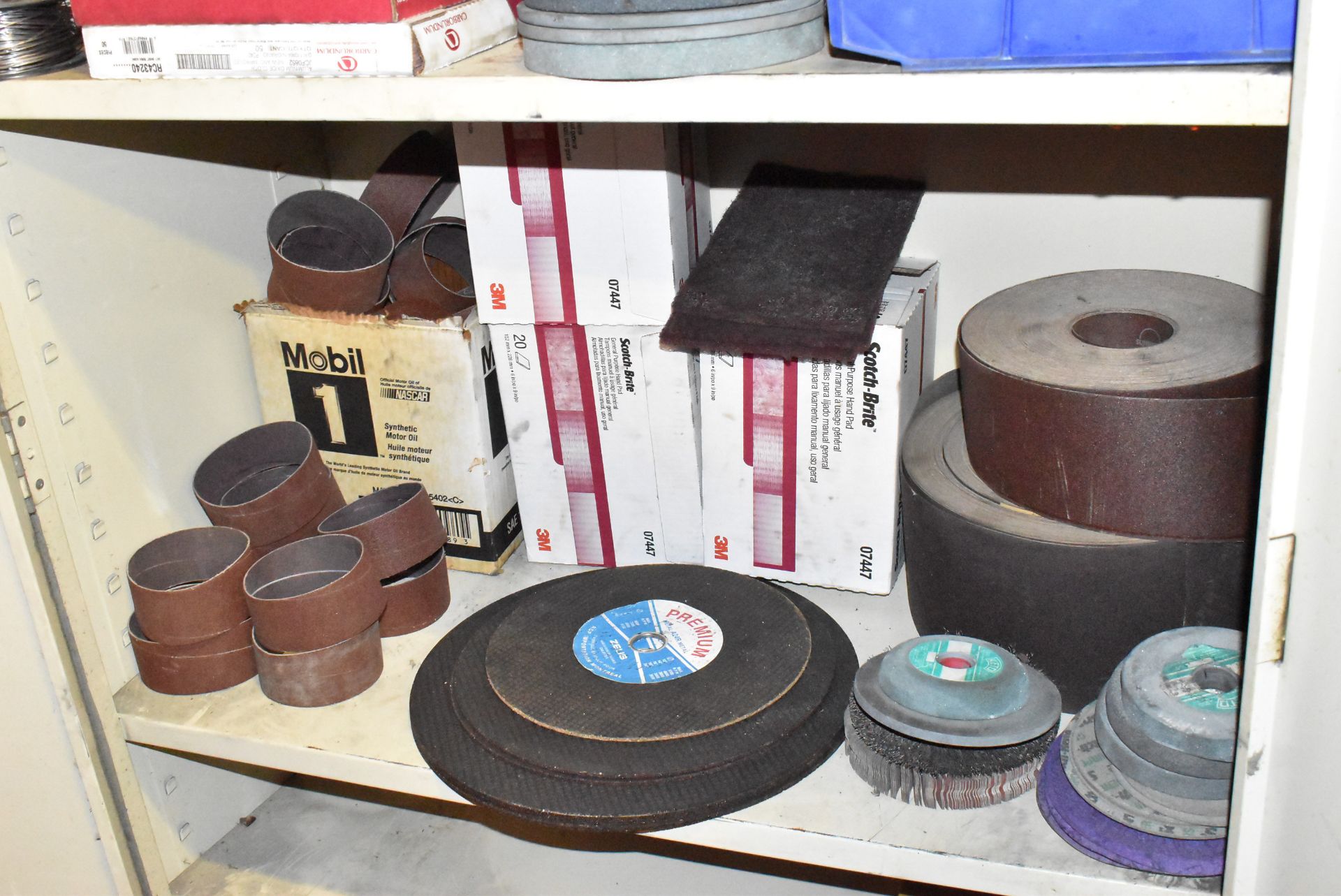 LOT/ CABINET WITH CONTENTS CONSISTING OF ABRASIVES - Image 2 of 4