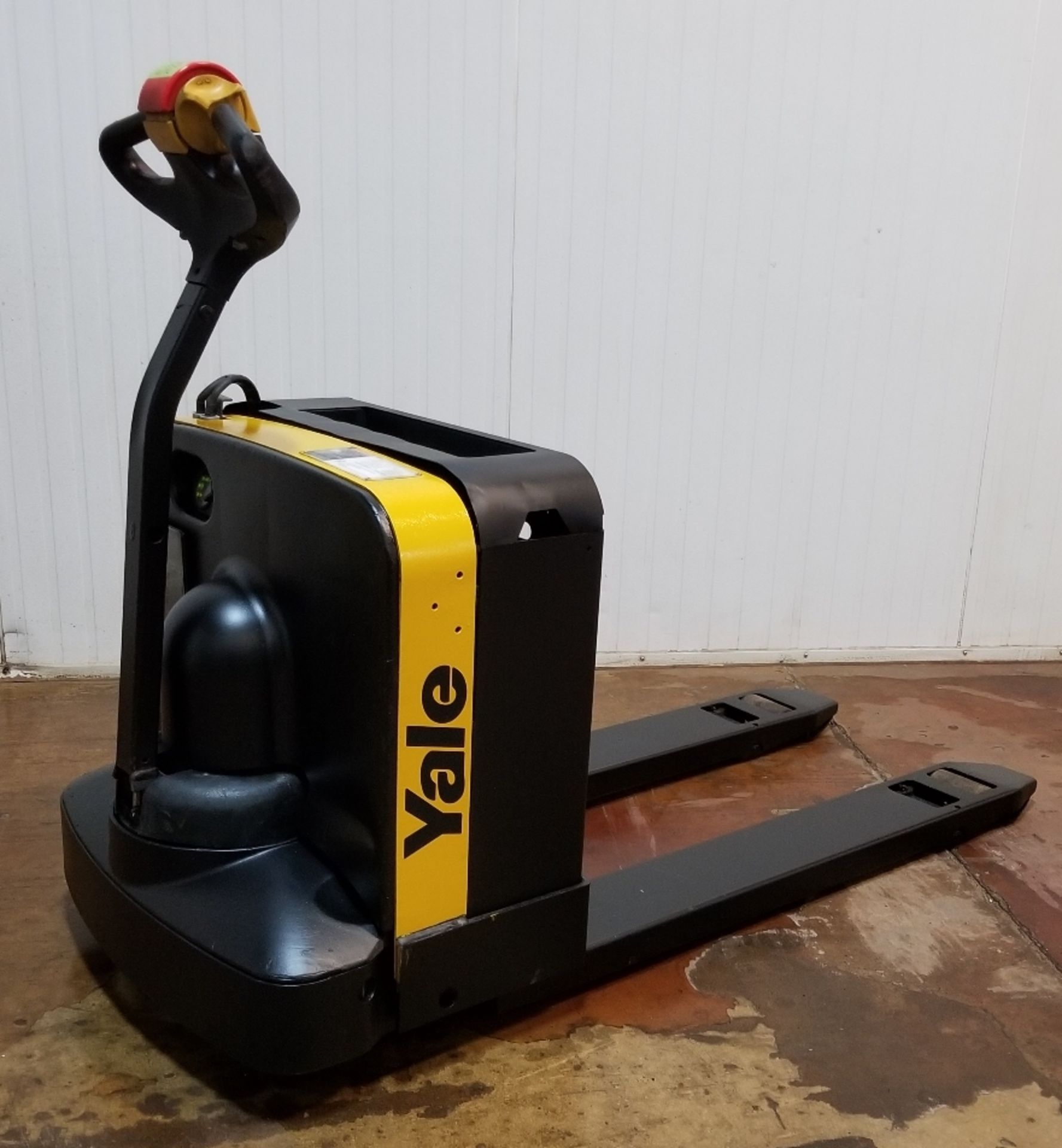 YALE (2005) MPB040-EN24T2748 4,000 LB. CAPACITY 24V ELECTRIC WALK-BEHIND PALLET JACK WITH BUILT-IN - Image 2 of 2