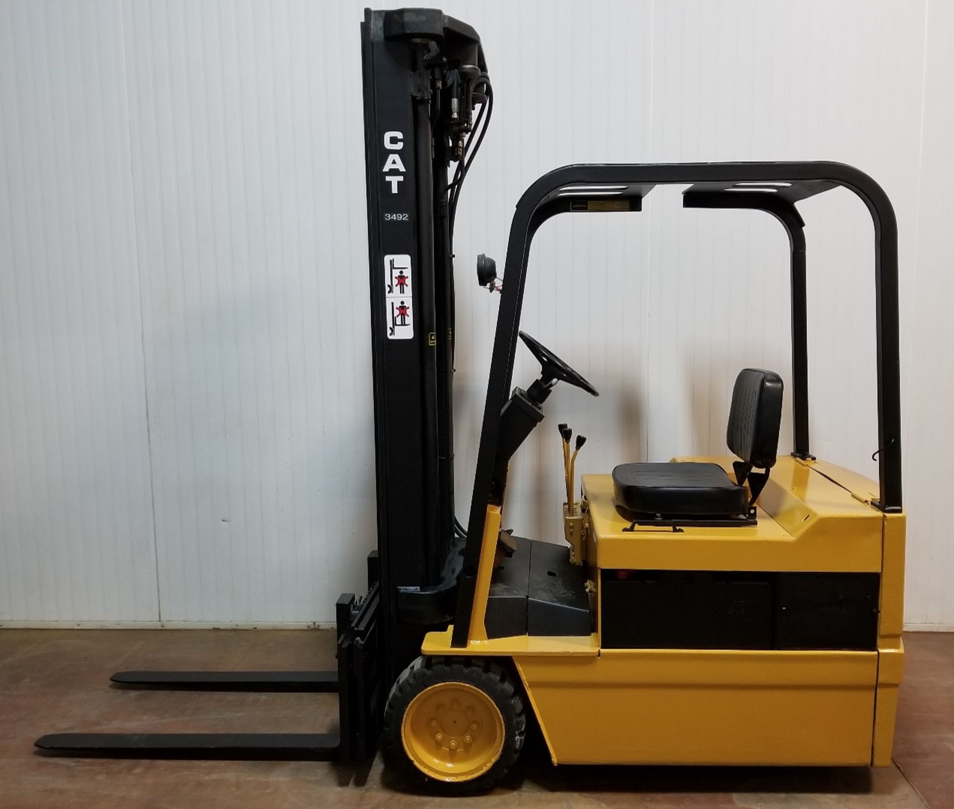 CATERPILLAR (1992) F30 3,000 LB. CAPACITY 48V ELECTRIC 3-WHEEL FORKLIFT WITH 218" MAX. LIFT - Image 2 of 2