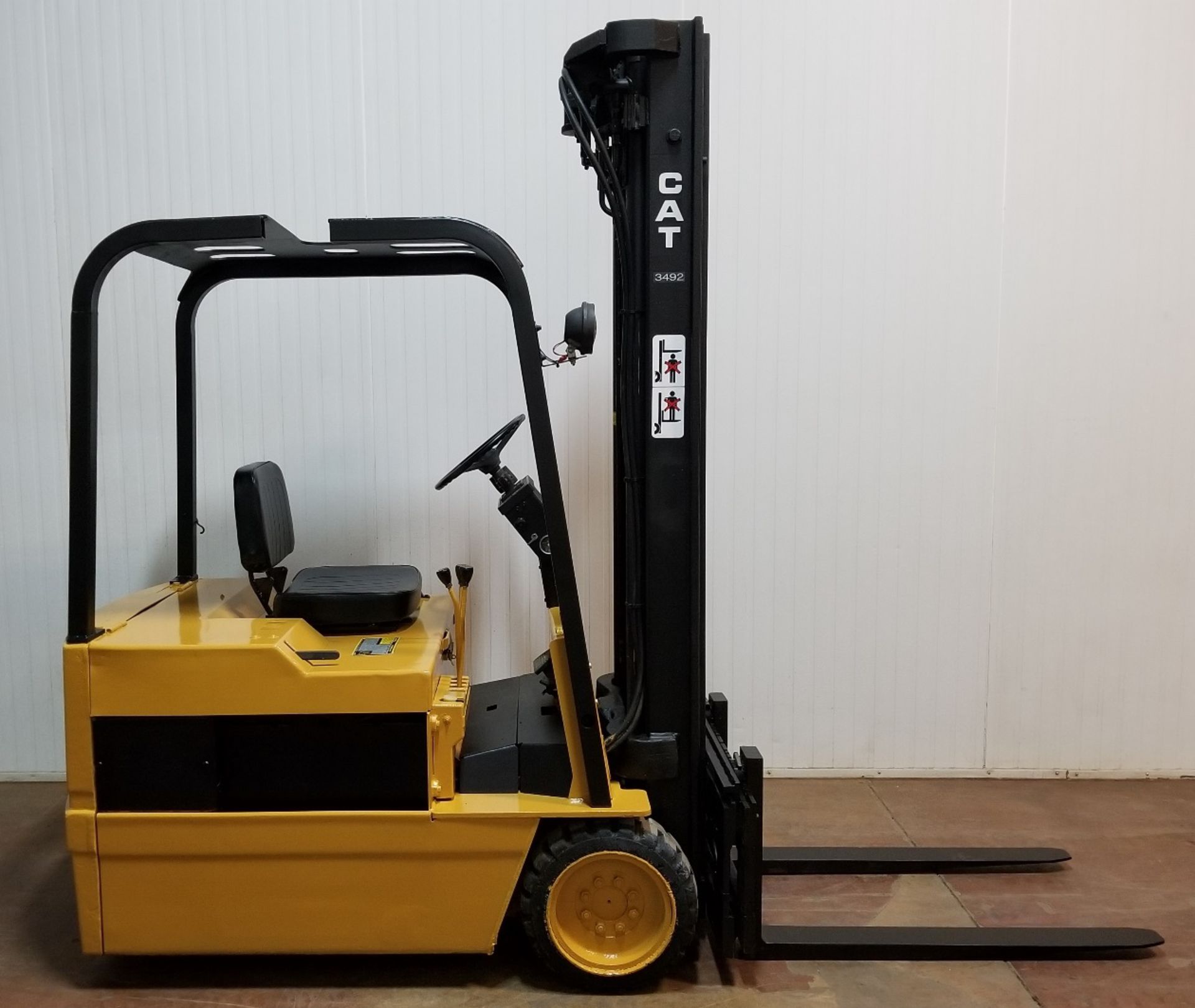 CATERPILLAR (1992) F30 3,000 LB. CAPACITY 48V ELECTRIC 3-WHEEL FORKLIFT WITH 218" MAX. LIFT