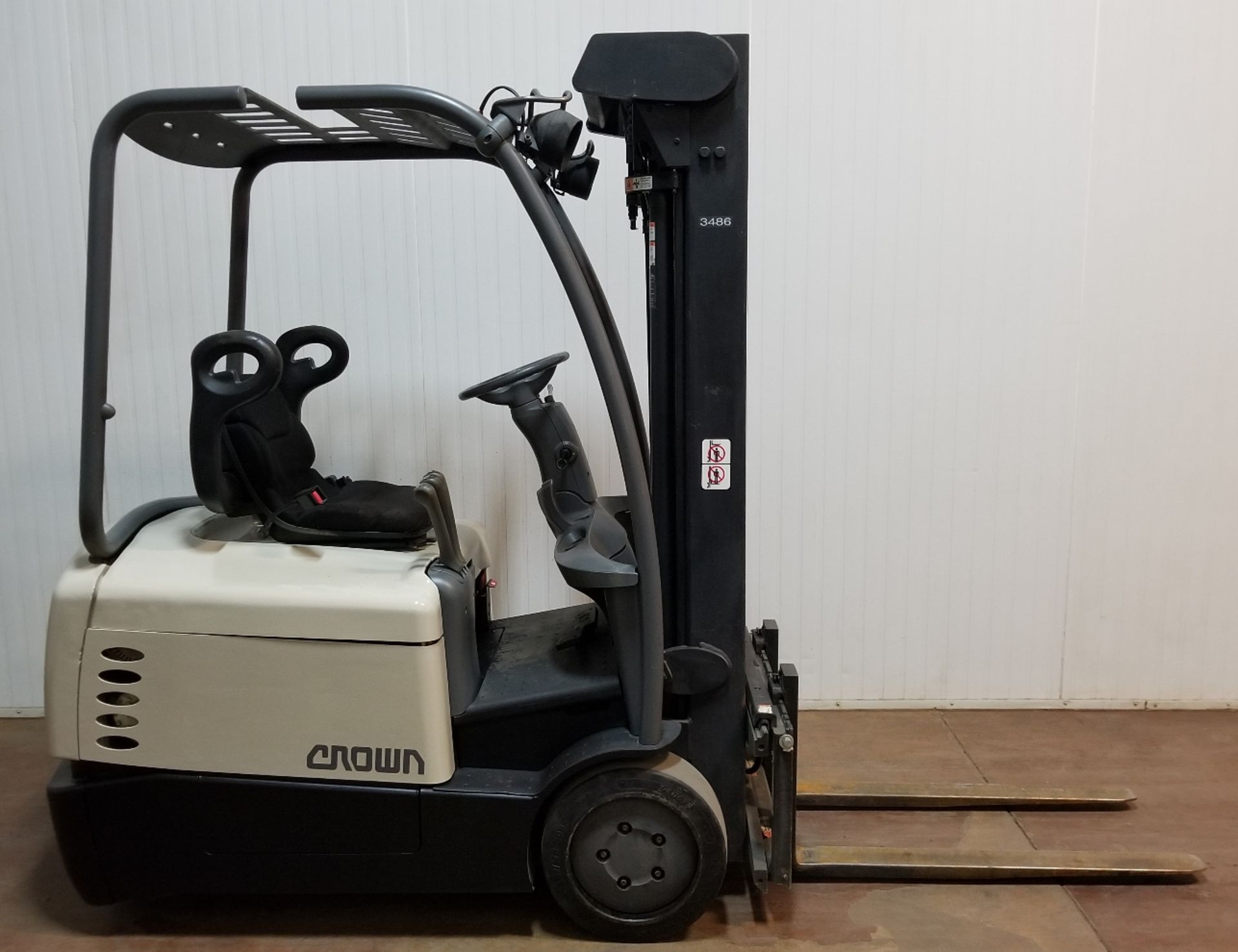 CROWN (2001) SC4020-30 2,750 LB. CAPACITY 36V ELECTRIC 3-WHEEL FORKLIFT WITH 190" MAX. LIFT
