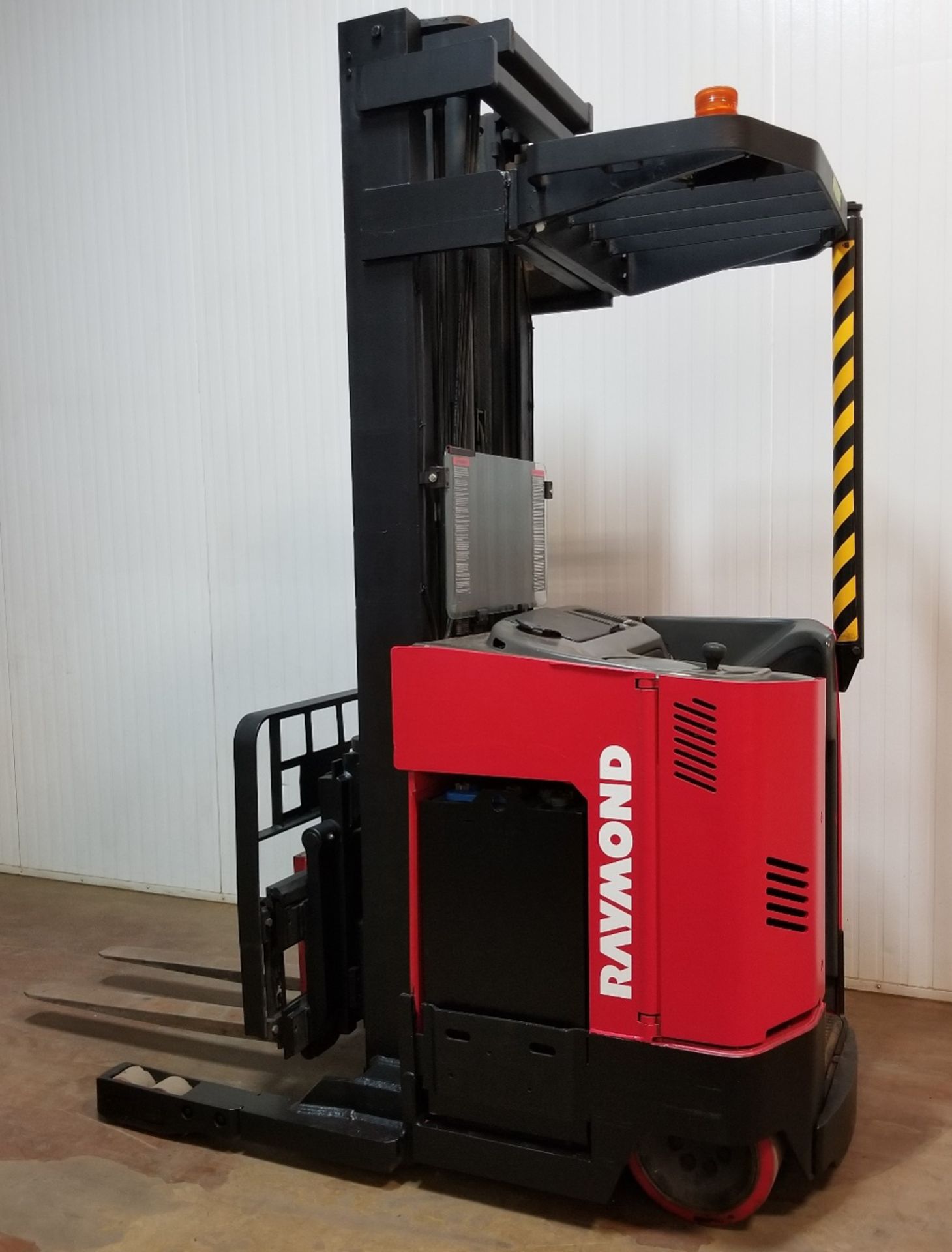 RAYMOND (2006) R30TT 3,000 LB. CAPACITY 36V ELECTRIC REACH TRUCK WITH 249" MAX. LIFT HEIGHT, 3-STAGE - Image 2 of 2