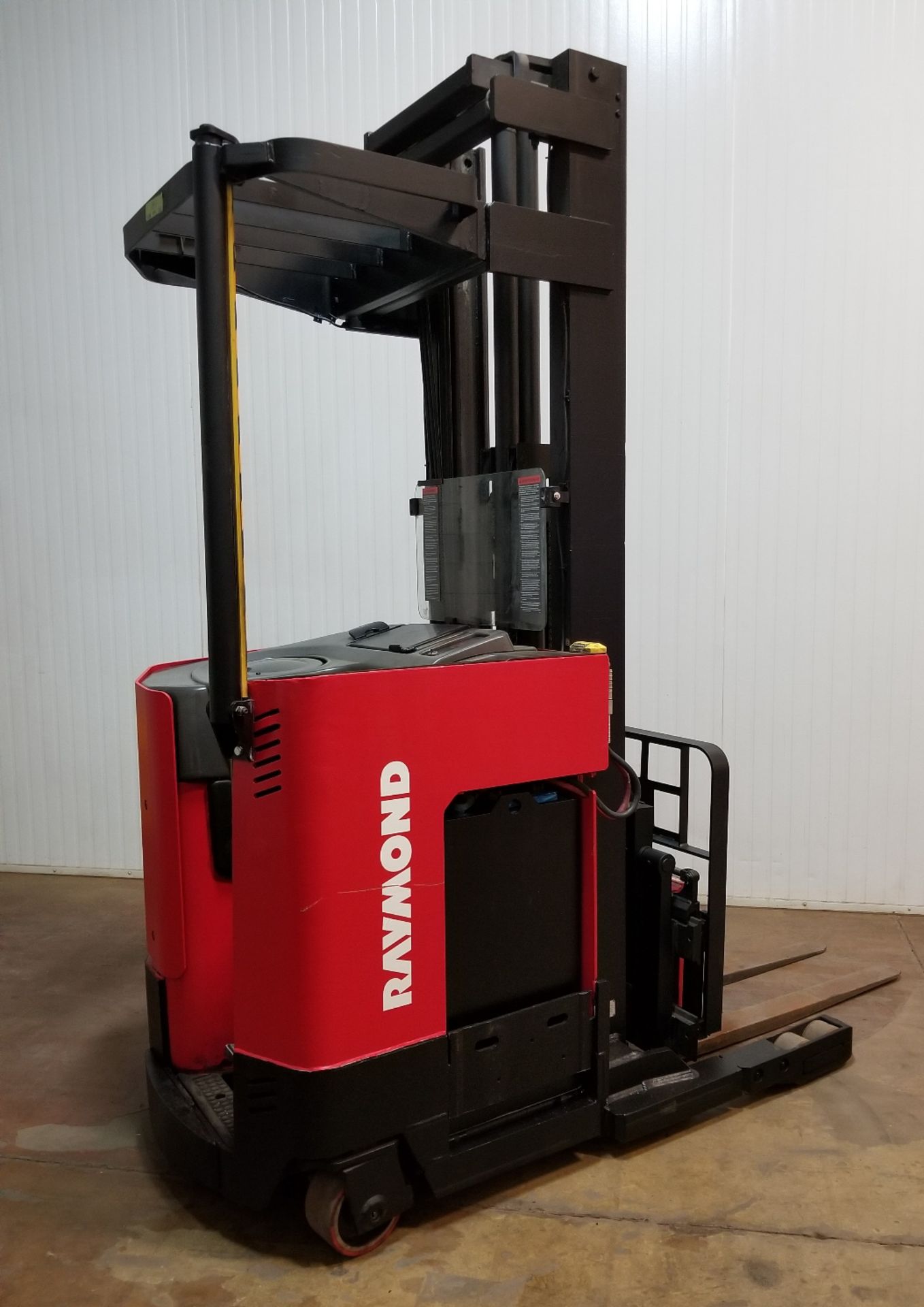 RAYMOND (2006) R30TT 3,000 LB. CAPACITY 36V ELECTRIC REACH TRUCK WITH 249" MAX. LIFT HEIGHT, 3-STAGE