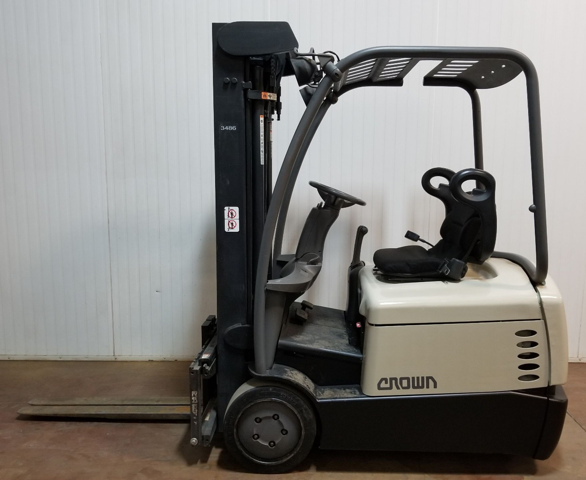 CROWN (2001) SC4020-30 2,750 LB. CAPACITY 36V ELECTRIC 3-WHEEL FORKLIFT WITH 190" MAX. LIFT - Image 2 of 2