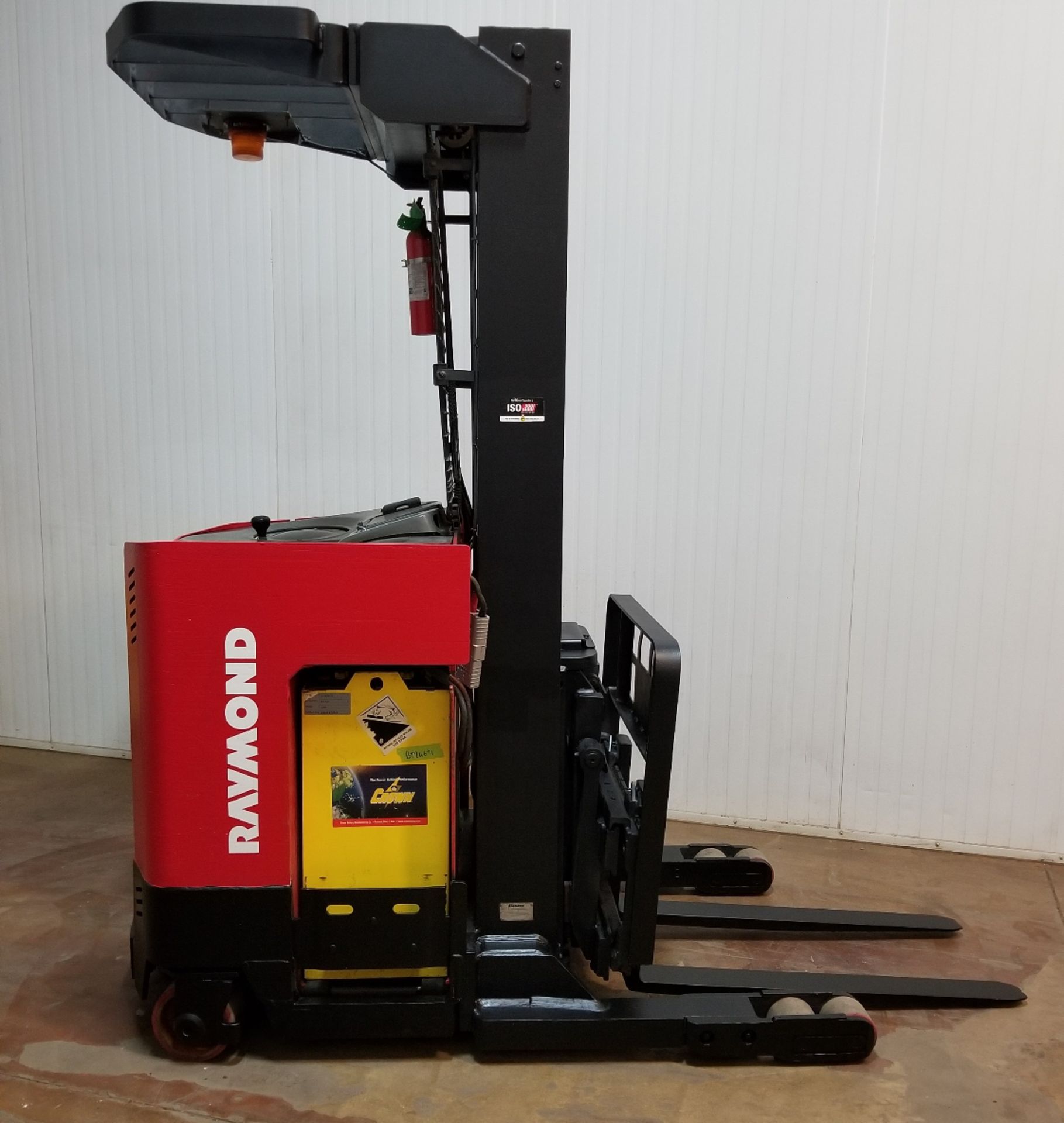 RAYMOND (1999) EZ-R40TT 4,000 LB. CAPACITY 24V ELECTRIC REACH TRUCK WITH 211" MAX. LIFT HEIGHT, 3-